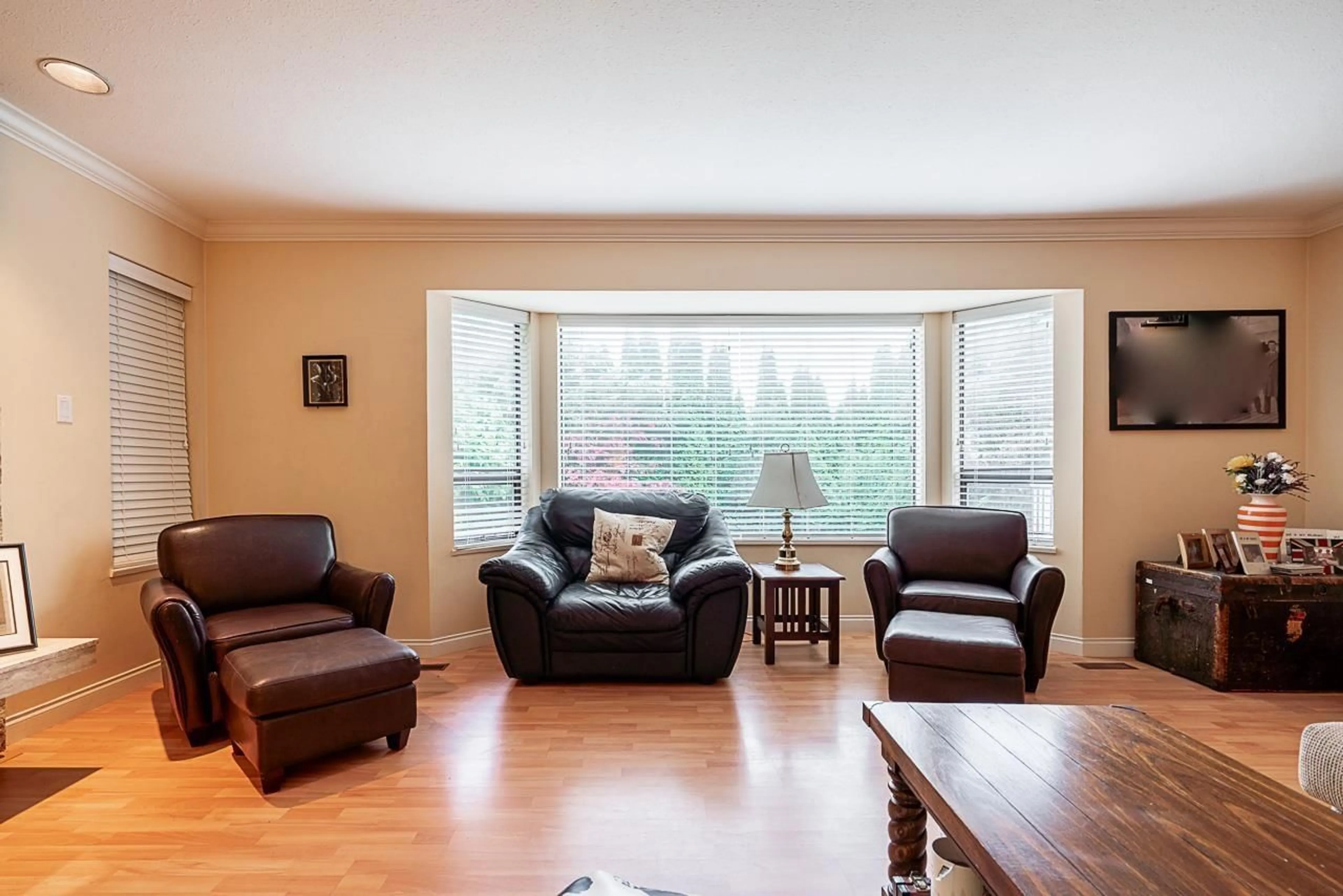 Living room with furniture, wood/laminate floor for 15576 BUENA VISTA, White Rock British Columbia V4B1Z2