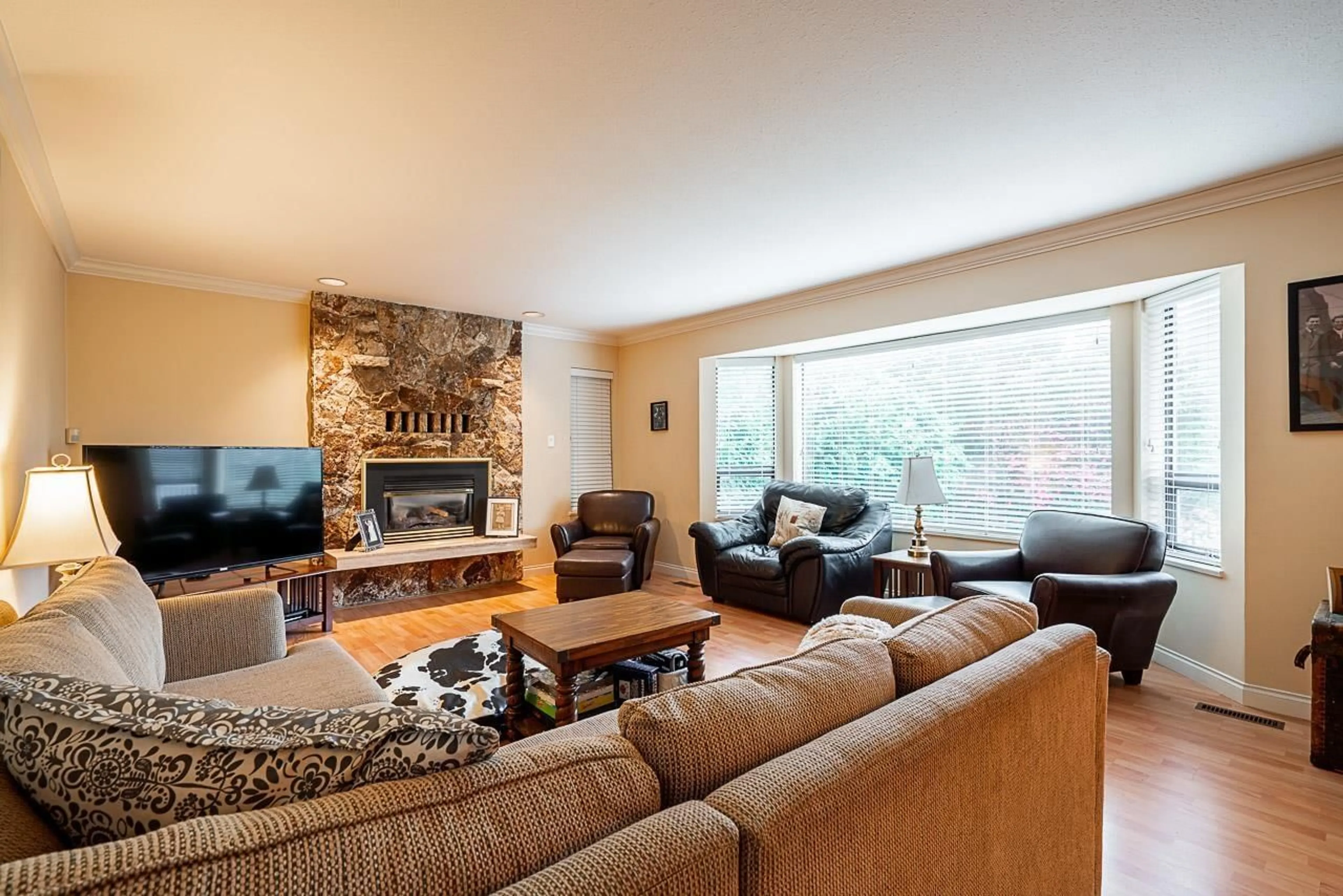 Living room with furniture, wood/laminate floor for 15576 BUENA VISTA, White Rock British Columbia V4B1Z2