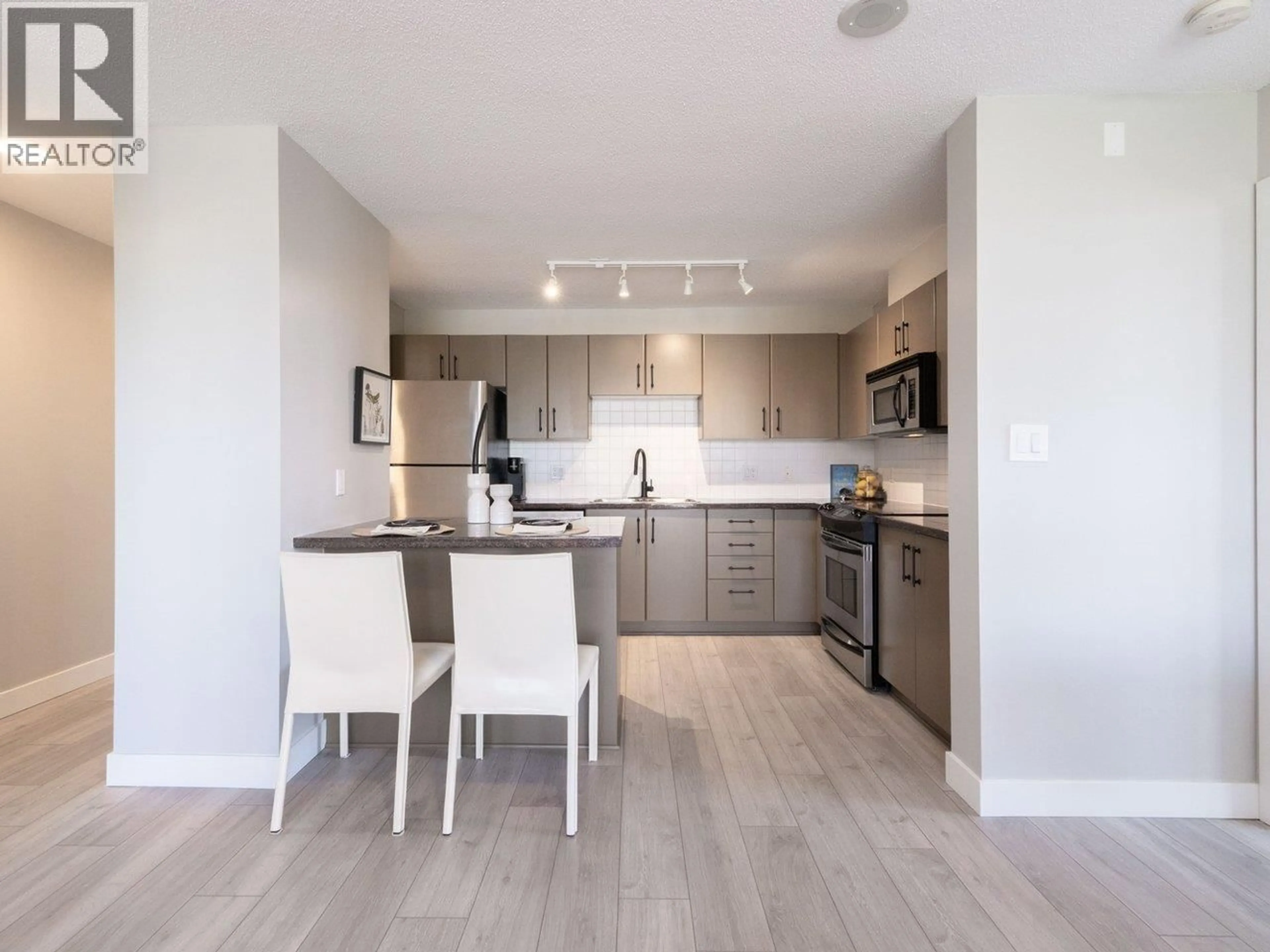 Open concept kitchen, wood/laminate floor for 1005 - 2088 MADISON AVENUE, Burnaby British Columbia V5C6T5