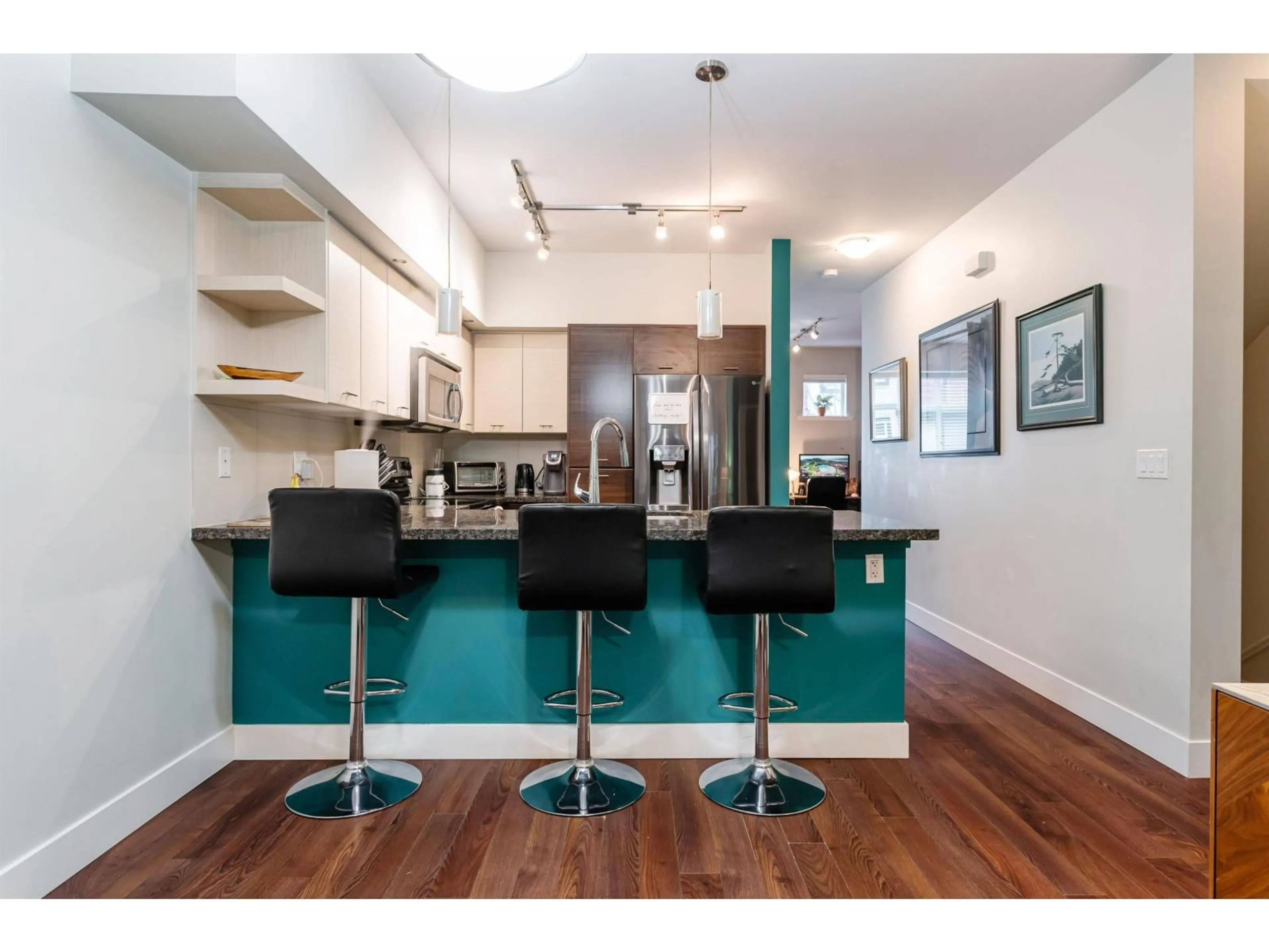 Open concept kitchen, wood/laminate floor for 73 - 6299 144, Surrey British Columbia V3X1A2