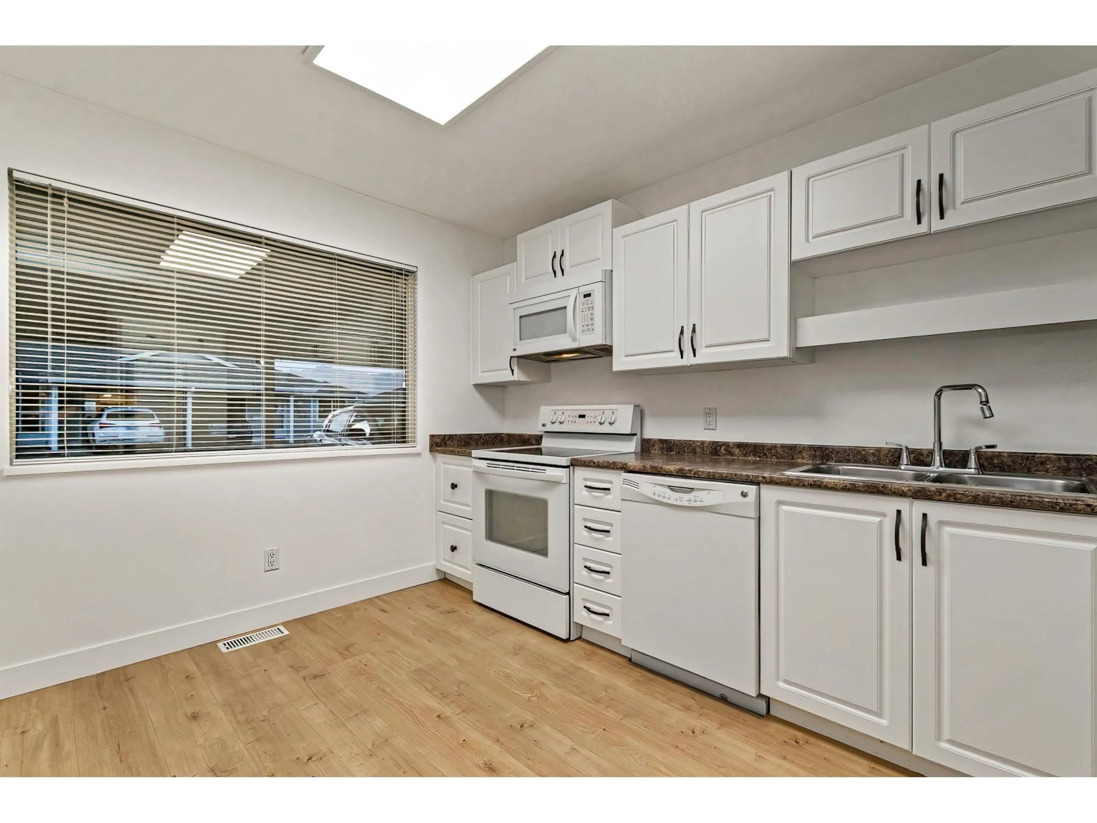 Standard kitchen, unknown for 164 - 7610 EVANS ROAD, Chilliwack British Columbia V2R2X9