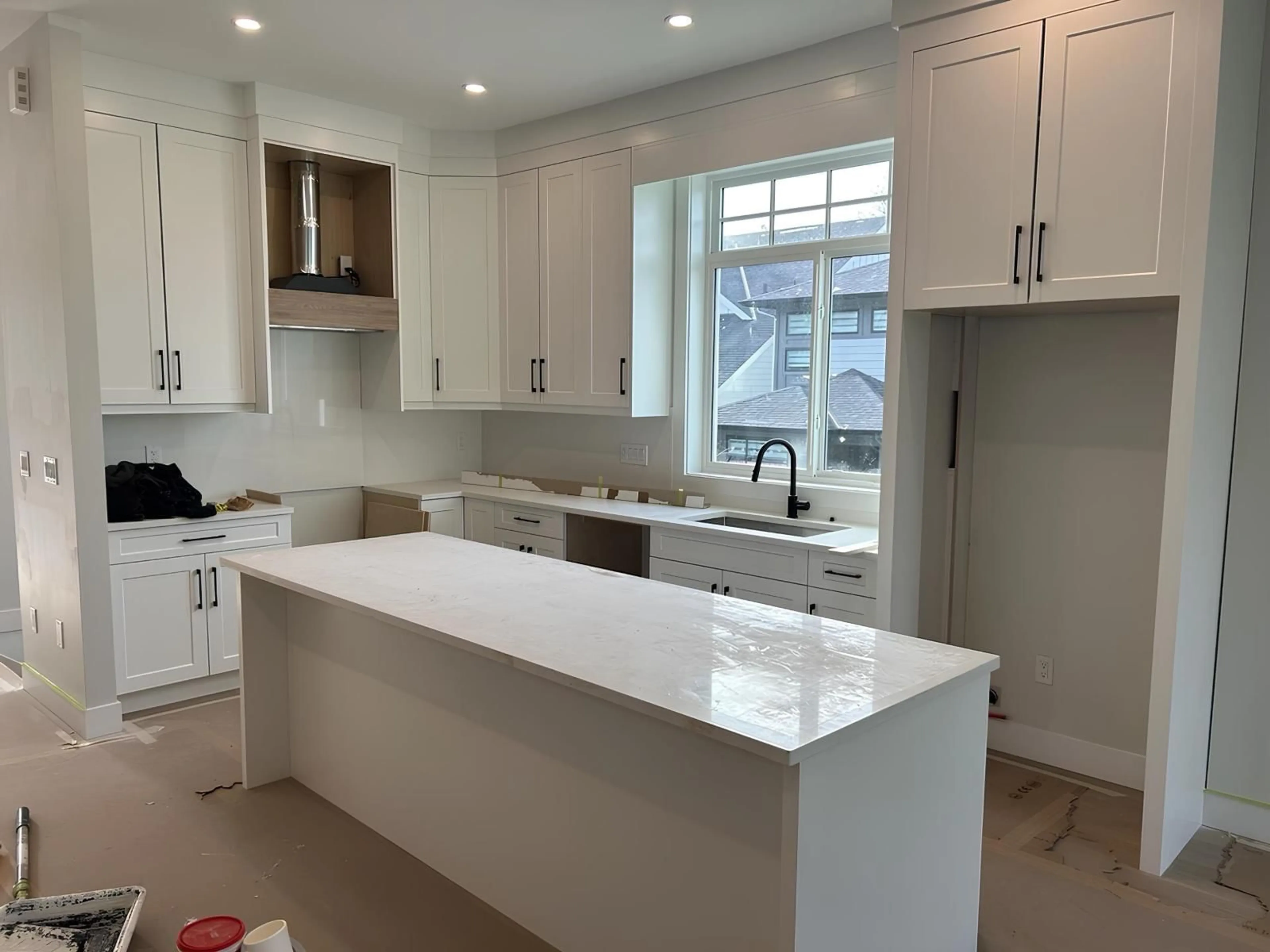 Open concept kitchen, ceramic/tile floor for 14 - 4217 OLD CLAYBURN, Abbotsford British Columbia V3G1L5