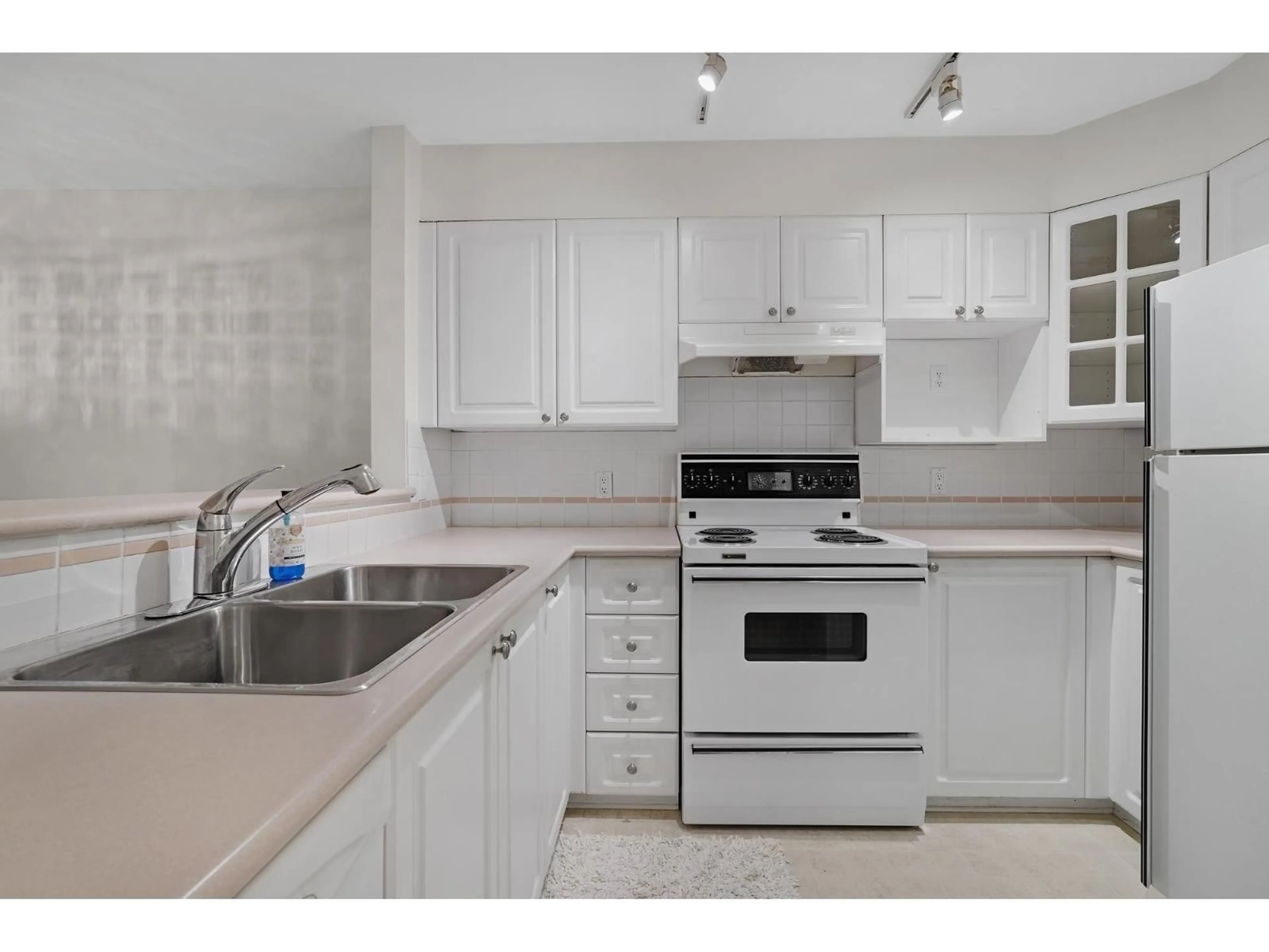 Standard kitchen, unknown for 213 - 1575 BEST, White Rock British Columbia V4B5K1