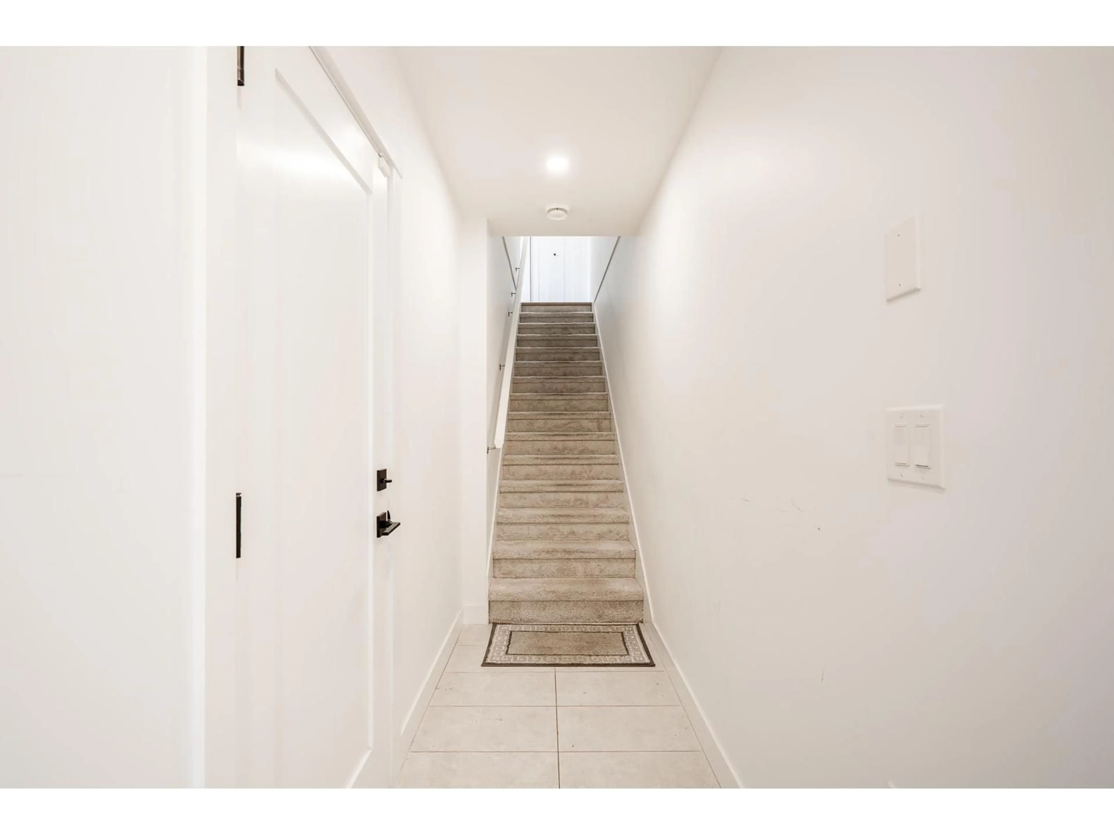 Indoor foyer for 7 - 10527 155 STREET, Surrey British Columbia V3R0S1