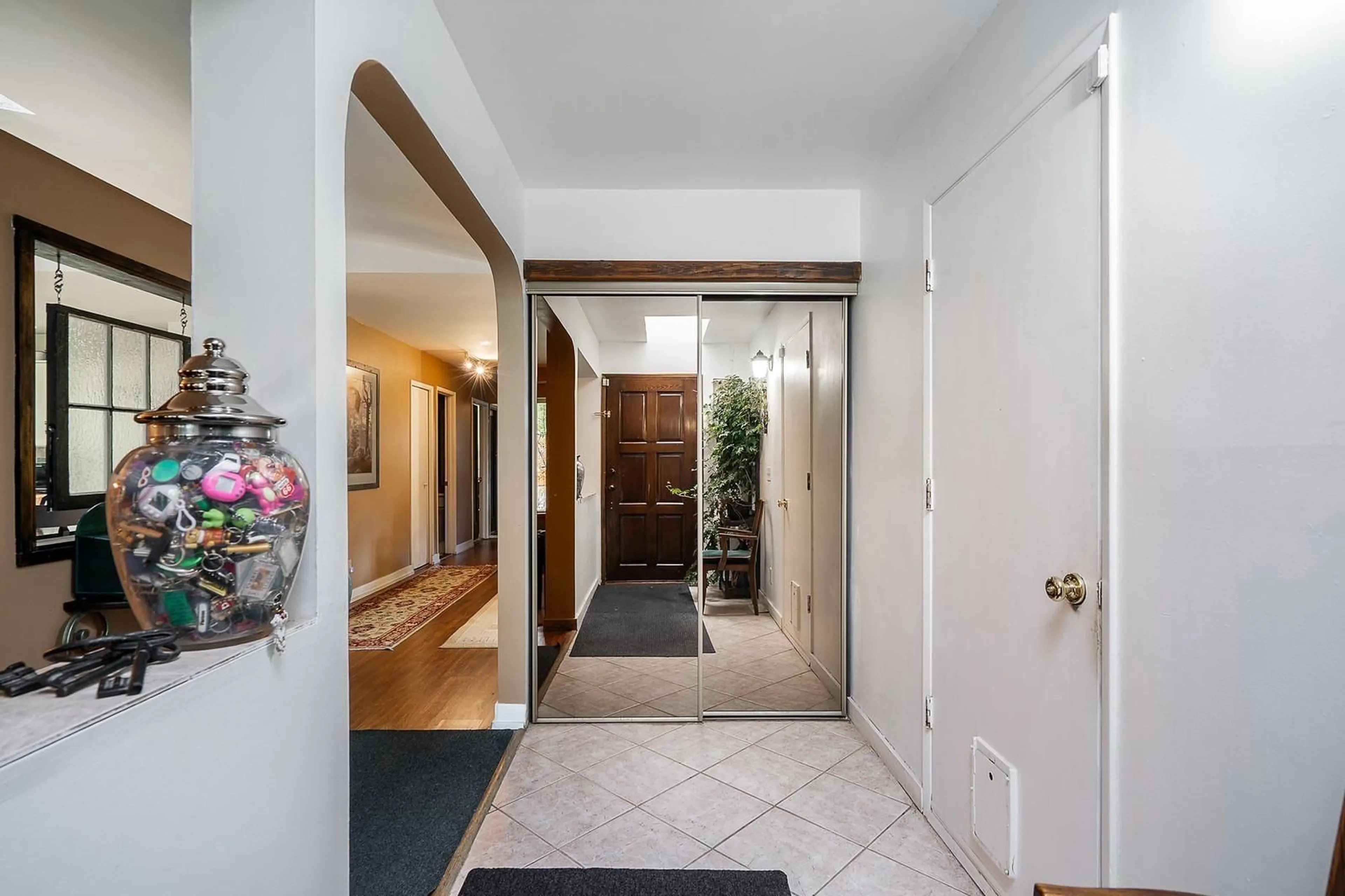 Indoor entryway for 9120 145A, Surrey British Columbia V3R7L7