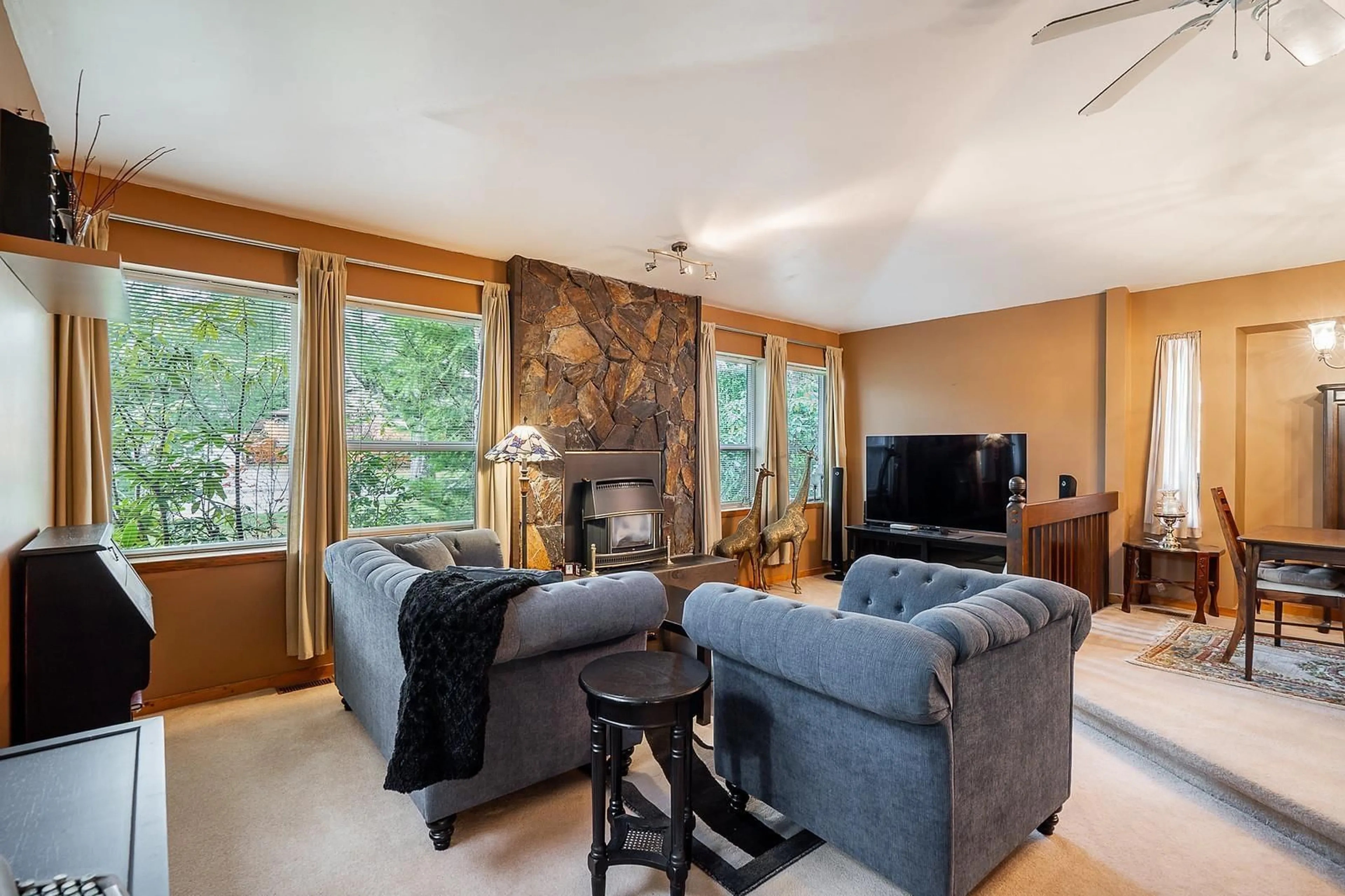 Living room with furniture, unknown for 9120 145A, Surrey British Columbia V3R7L7