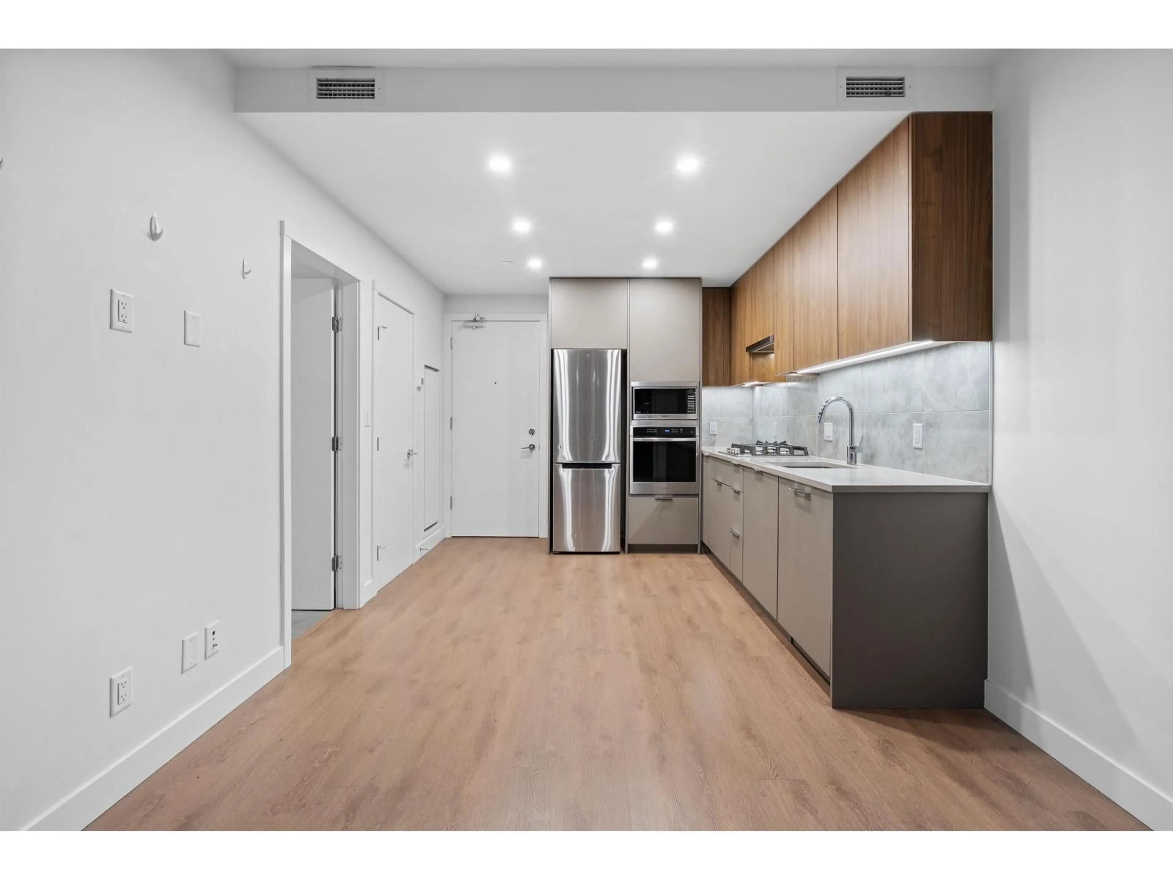 Open concept kitchen, wood/laminate floor for 206 - 13359 OLD YALE, Surrey British Columbia V3T0S4