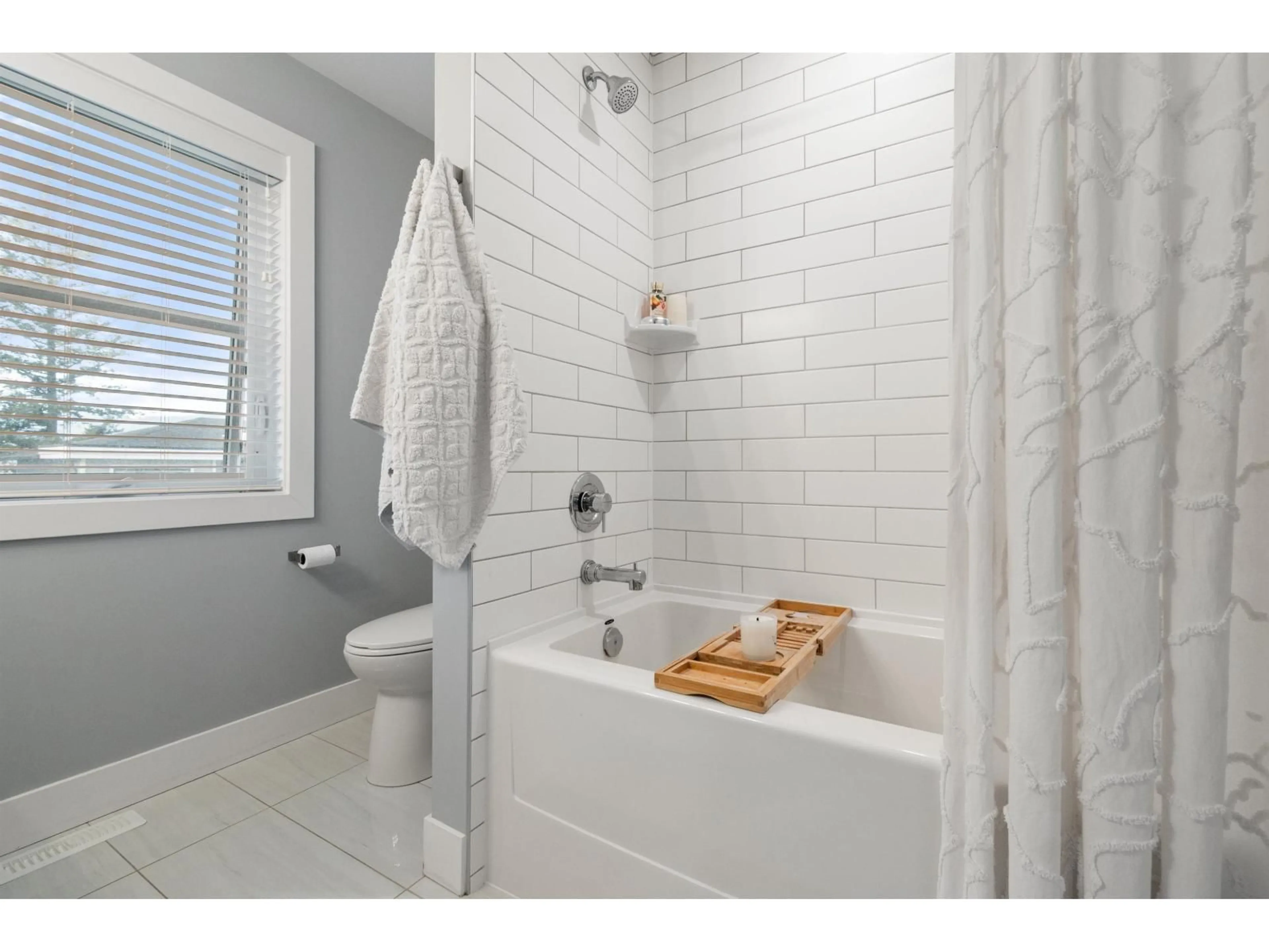 Contemporary bathroom, ceramic/tile floor for 14 - 4550 TESKEY ROAD, Chilliwack British Columbia V2R0C6