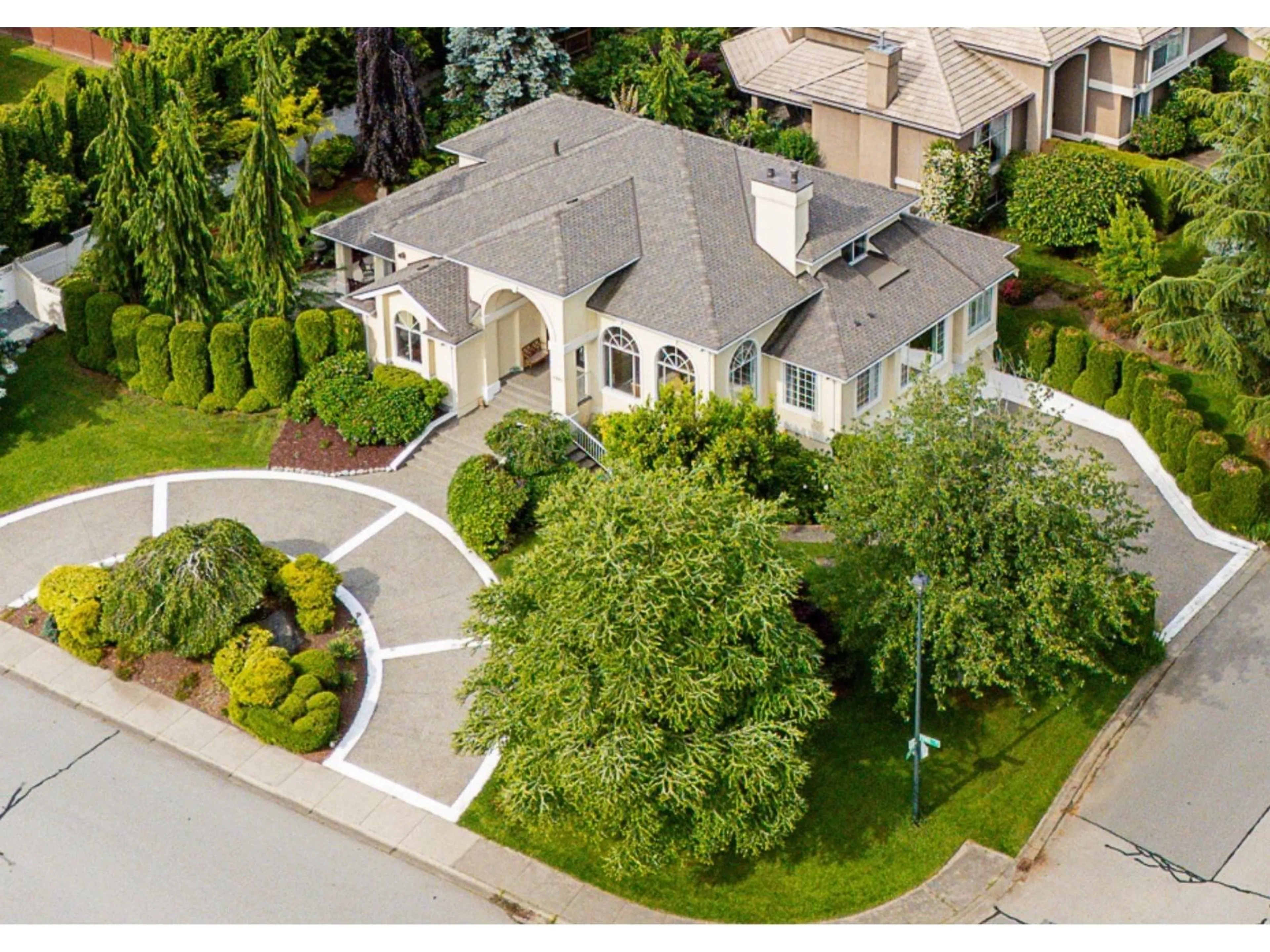 A pic from outside/outdoor area/front of a property/back of a property/a pic from drone, street for 2995 141ST, Surrey British Columbia V4P2J8