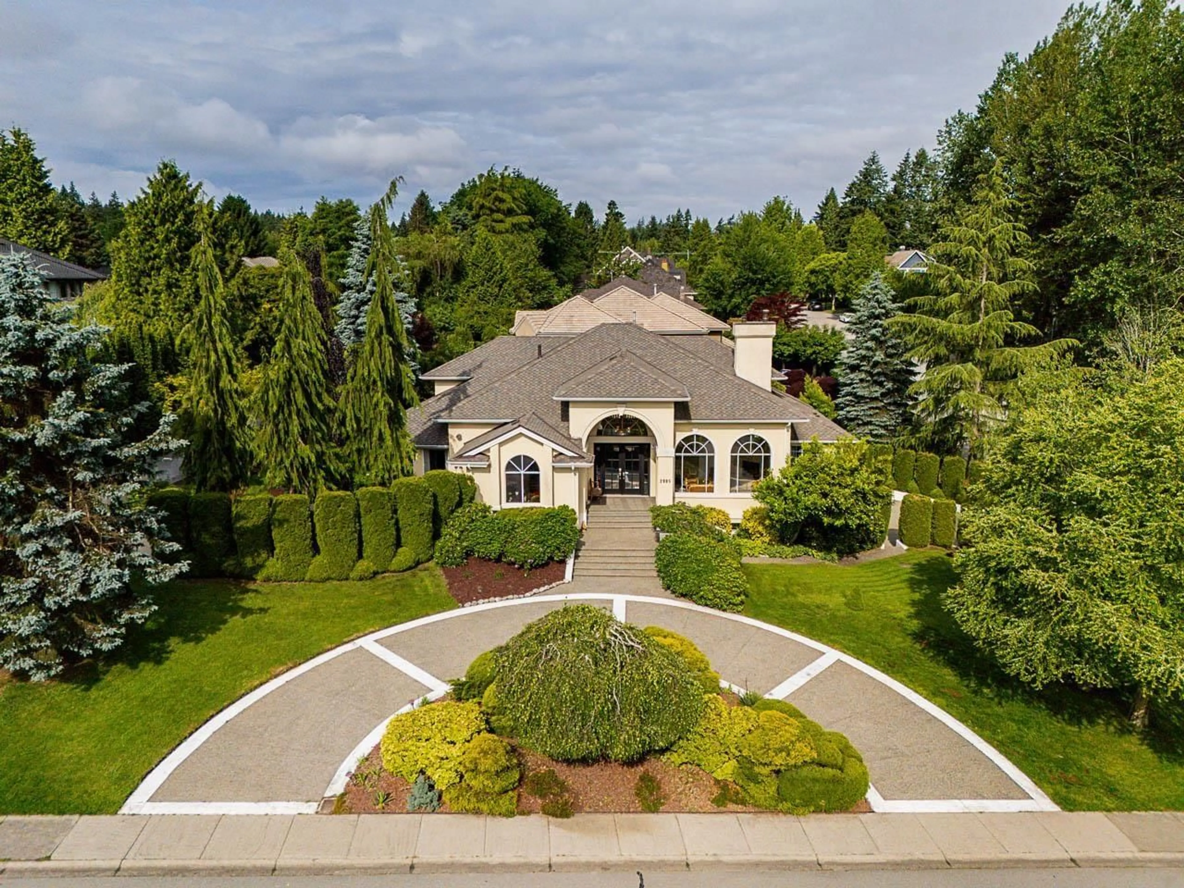 A pic from outside/outdoor area/front of a property/back of a property/a pic from drone, street for 2995 141ST, Surrey British Columbia V4P2J8