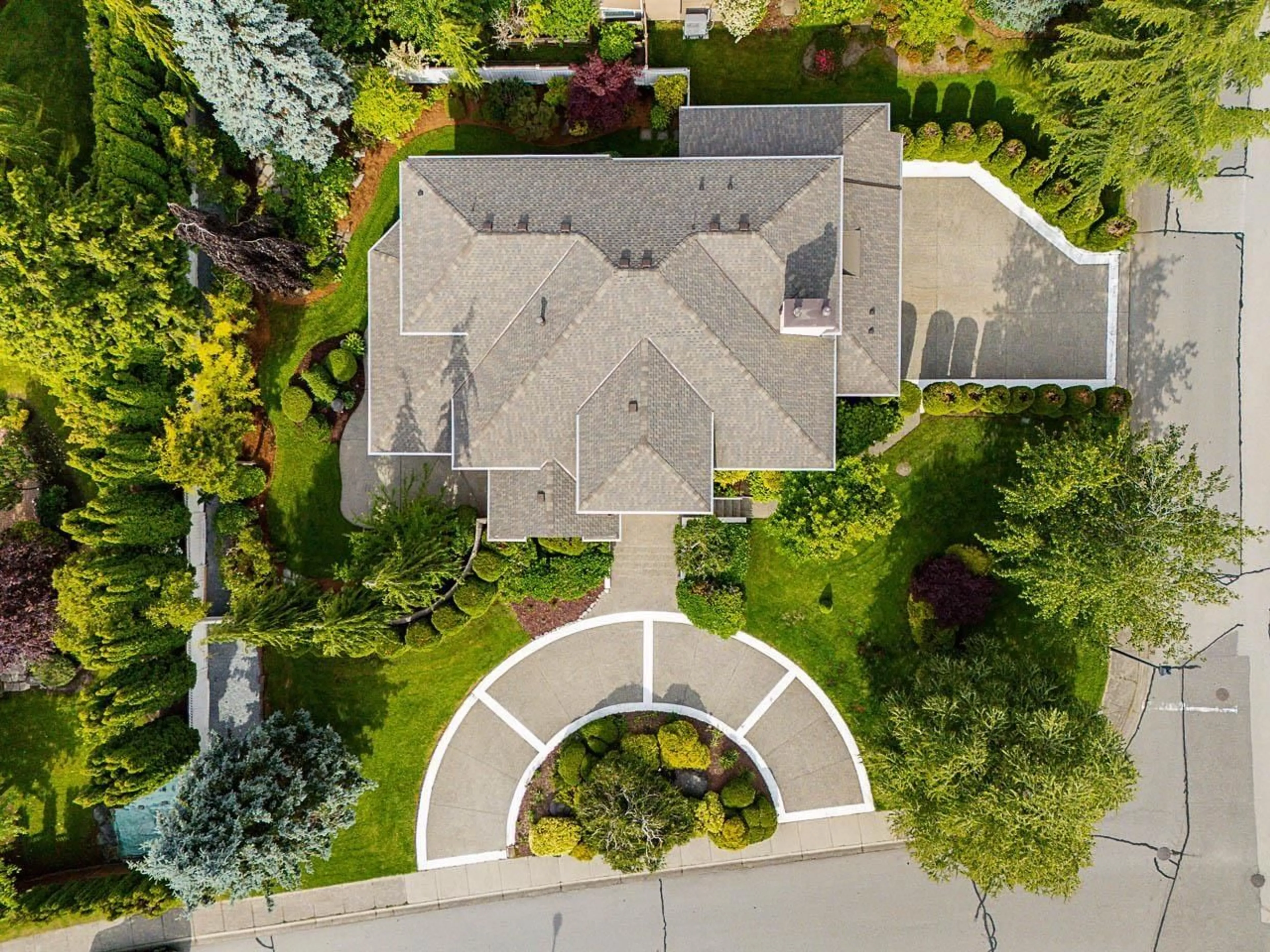 A pic from outside/outdoor area/front of a property/back of a property/a pic from drone, street for 2995 141ST, Surrey British Columbia V4P2J8