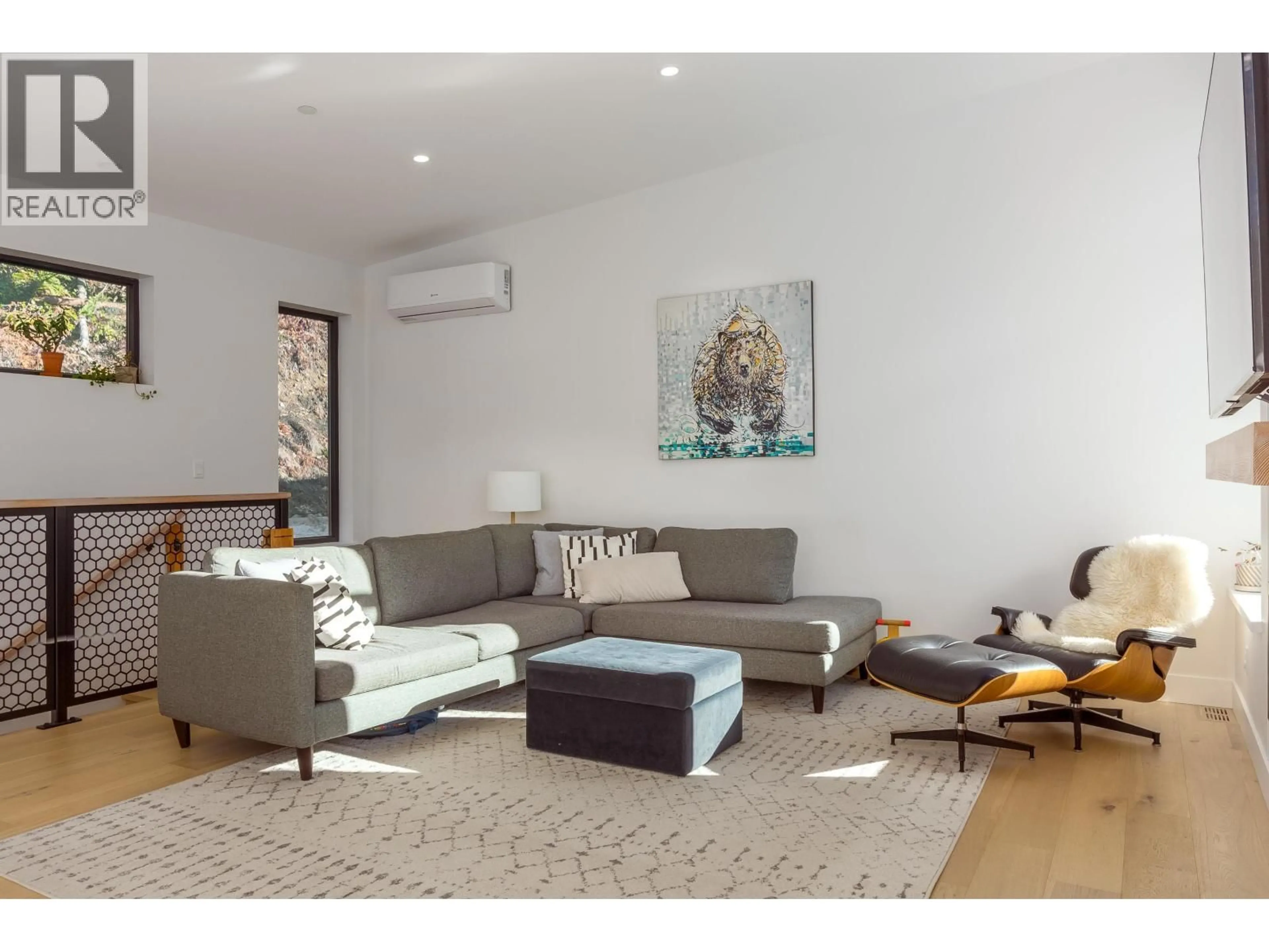 Living room with furniture, wood/laminate floor for 2193 CRUMPIT WOODS DRIVE, Squamish British Columbia V8B0T6