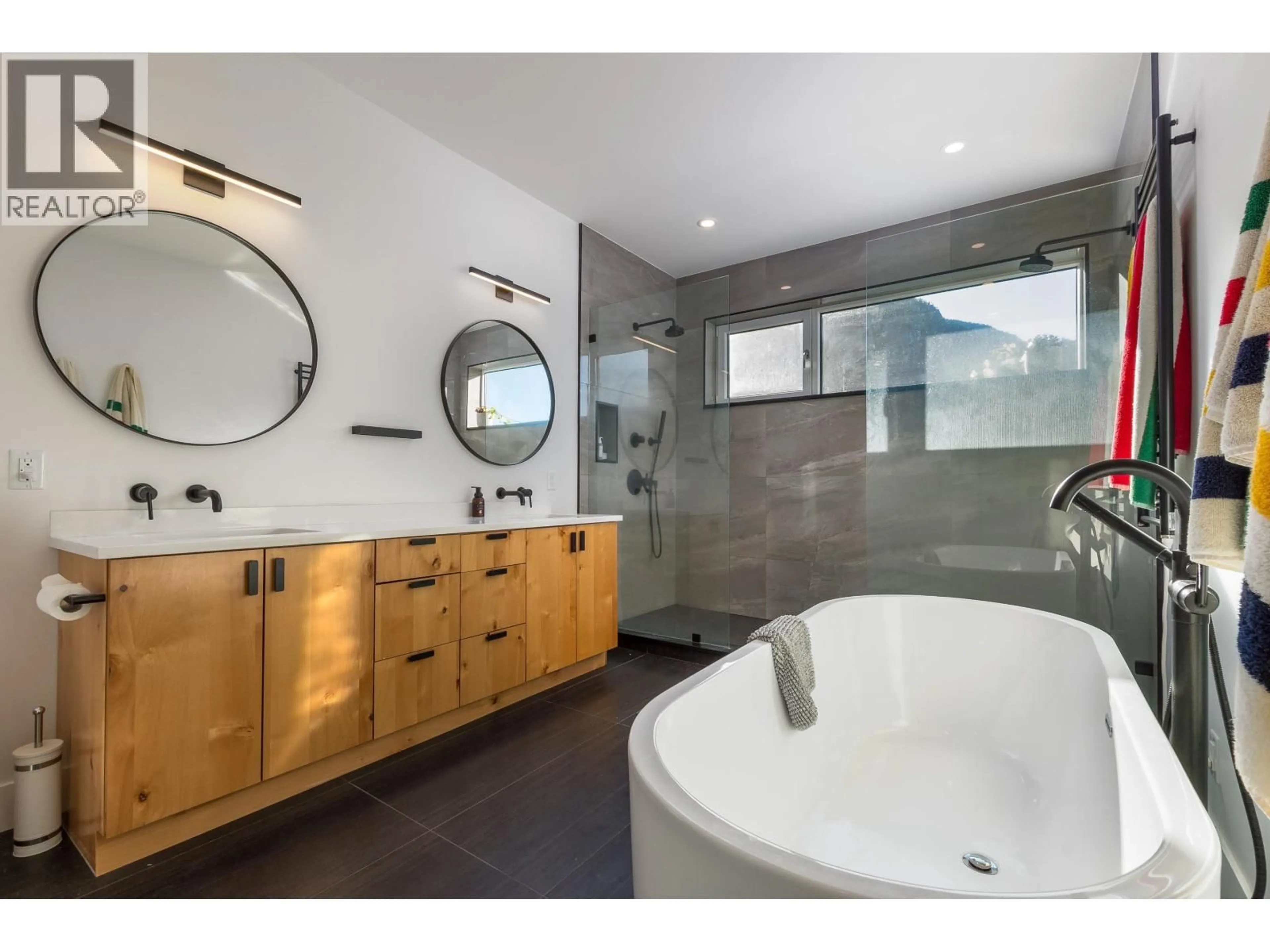 Contemporary bathroom, ceramic/tile floor for 2193 CRUMPIT WOODS DRIVE, Squamish British Columbia V8B0T6
