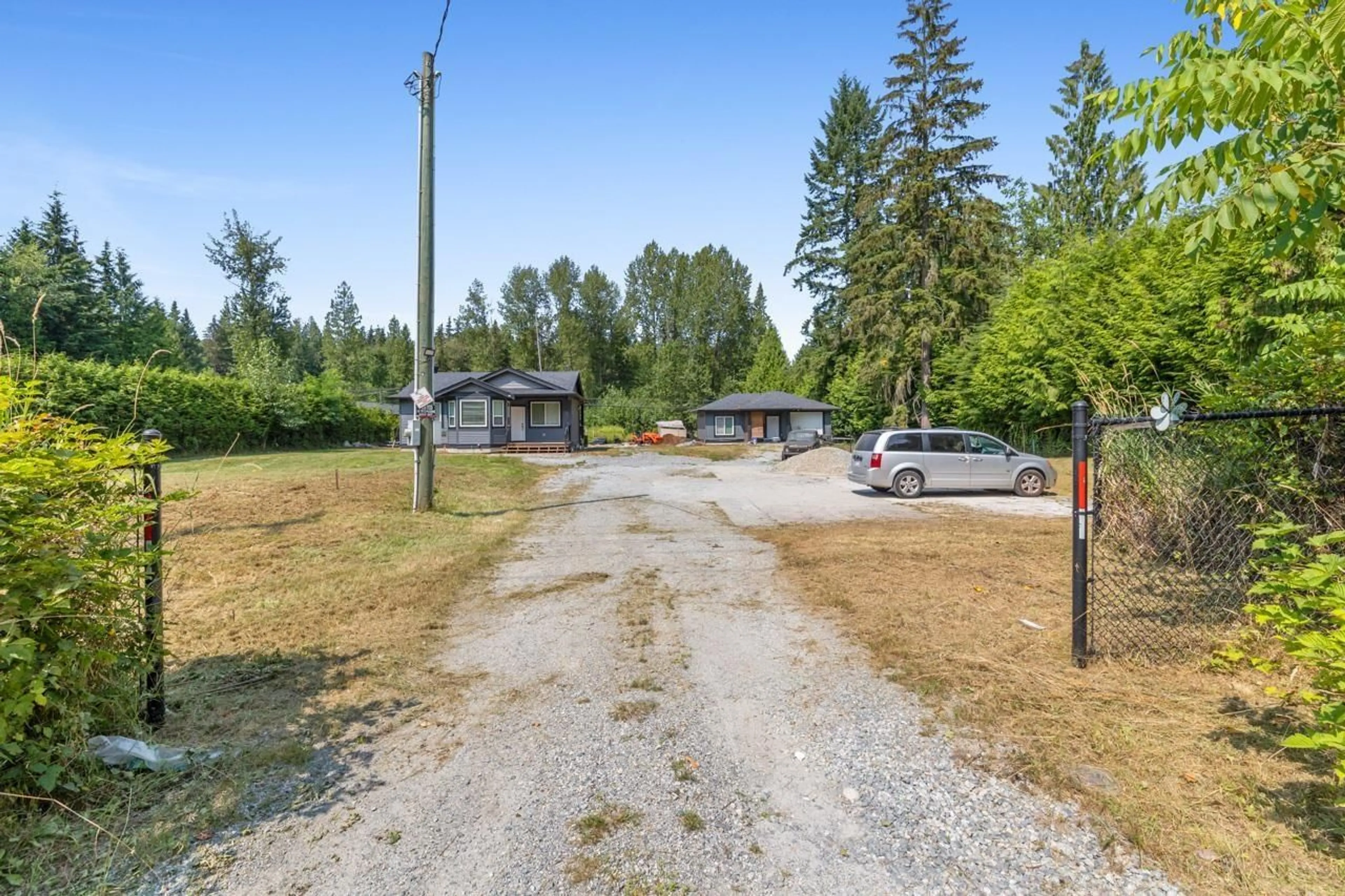 A pic from outside/outdoor area/front of a property/back of a property/a pic from drone, street for 29819 DEWDNEY TRUNK, Mission British Columbia V4S1B7