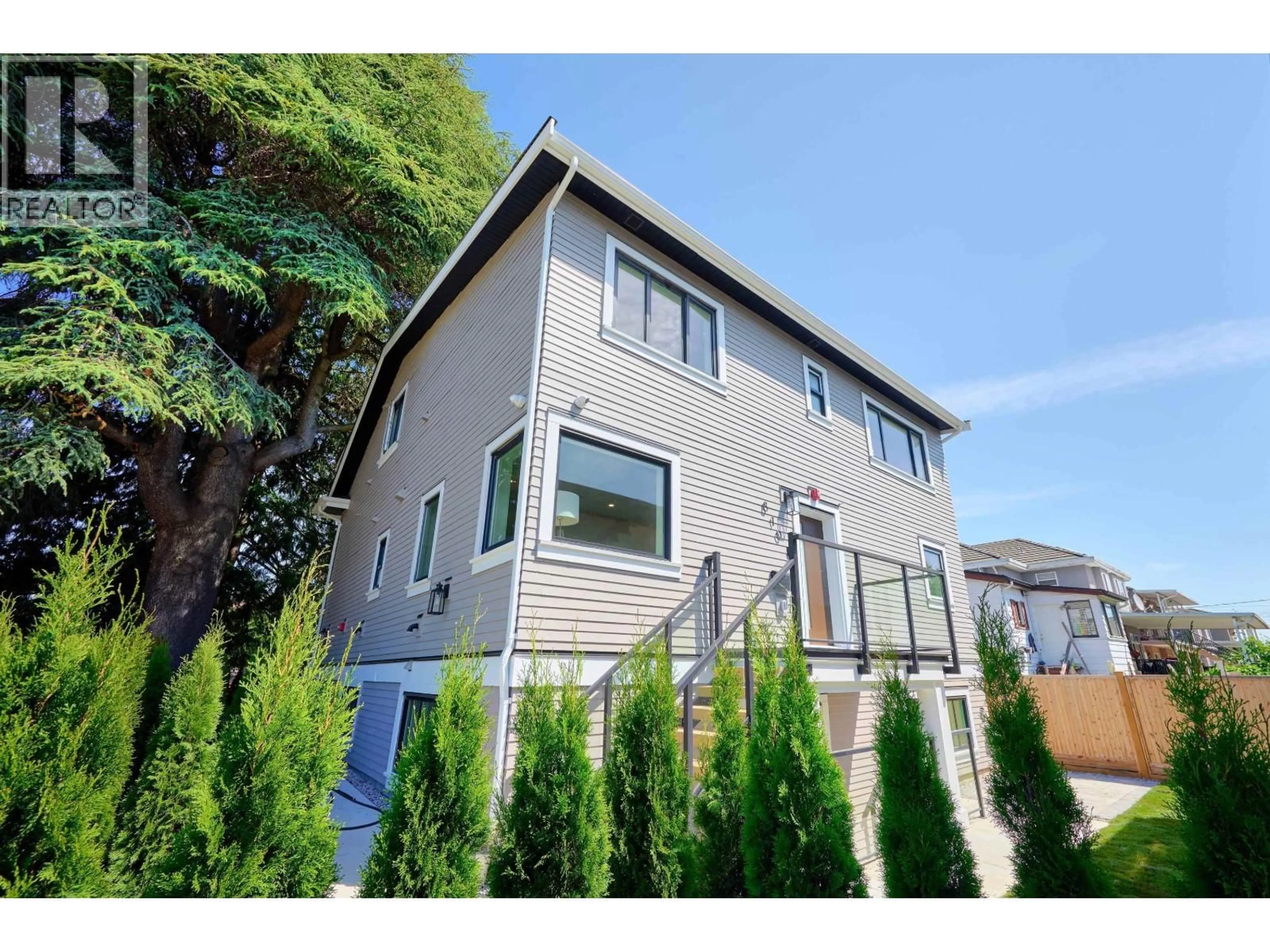 A pic from outside/outdoor area/front of a property/back of a property/a pic from drone, unknown for 810 51ST AVENUE, Vancouver British Columbia V5X1E5