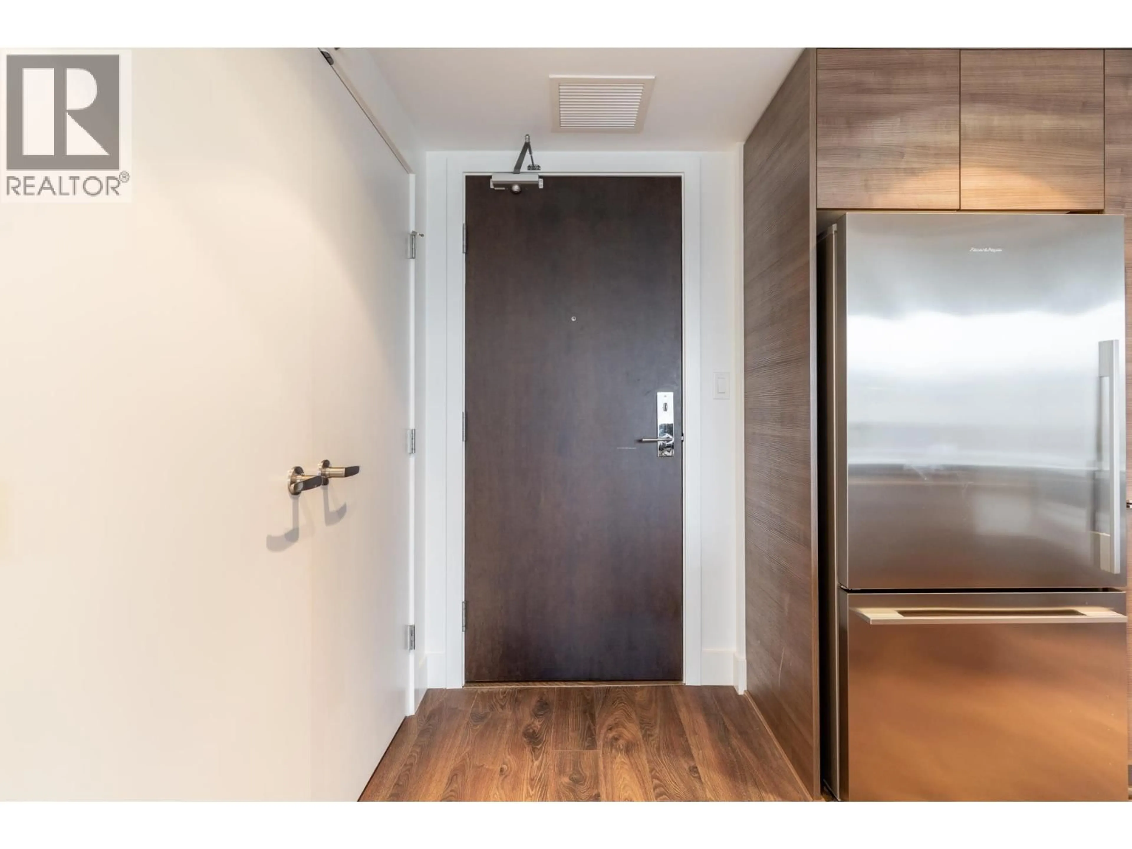 Indoor entryway for 1501 - 1550 FERN STREET, North Vancouver British Columbia V7J0A9