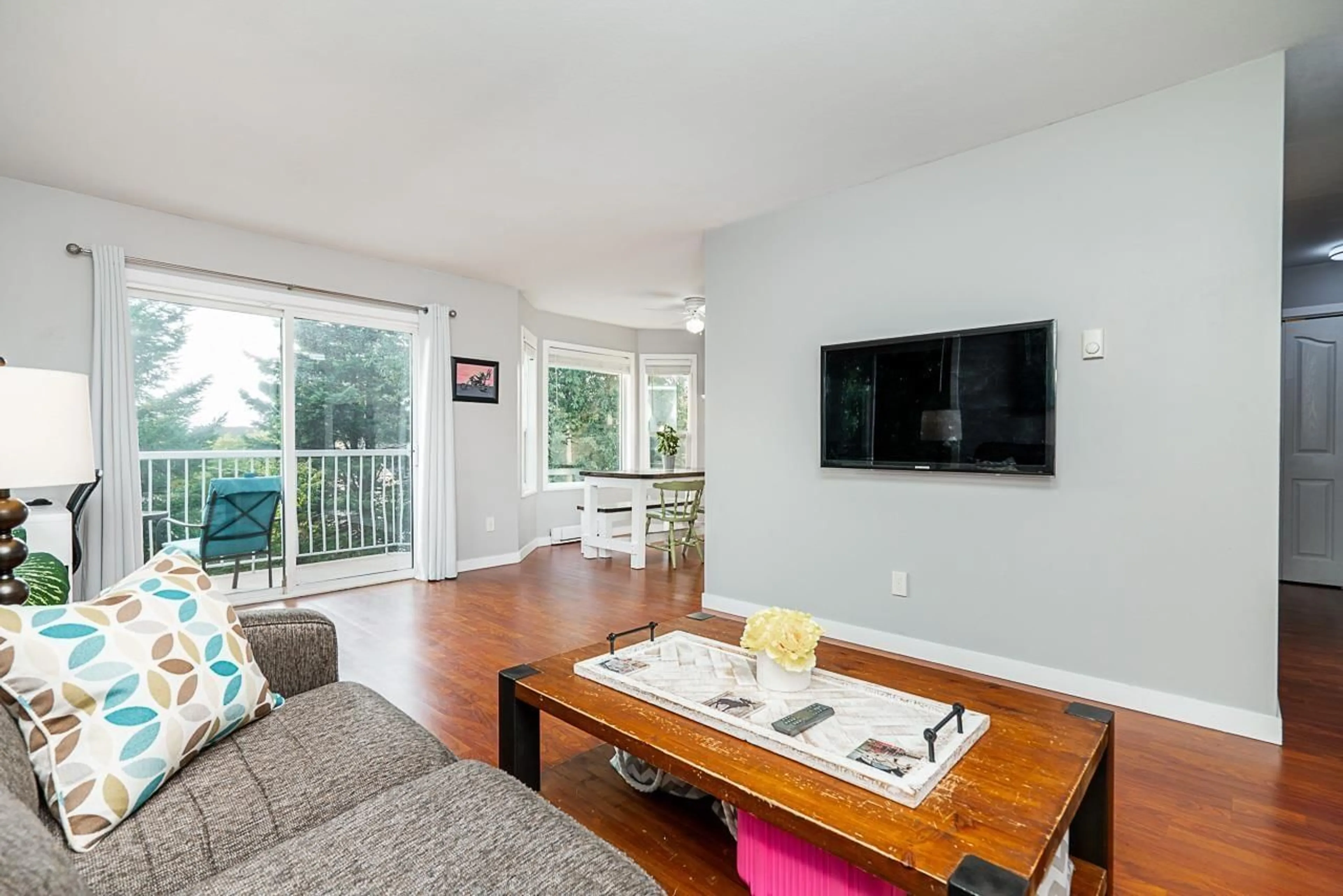 Living room with furniture, wood/laminate floor for 309 - 45222 WATSON ROAD, Chilliwack British Columbia V2R3J4