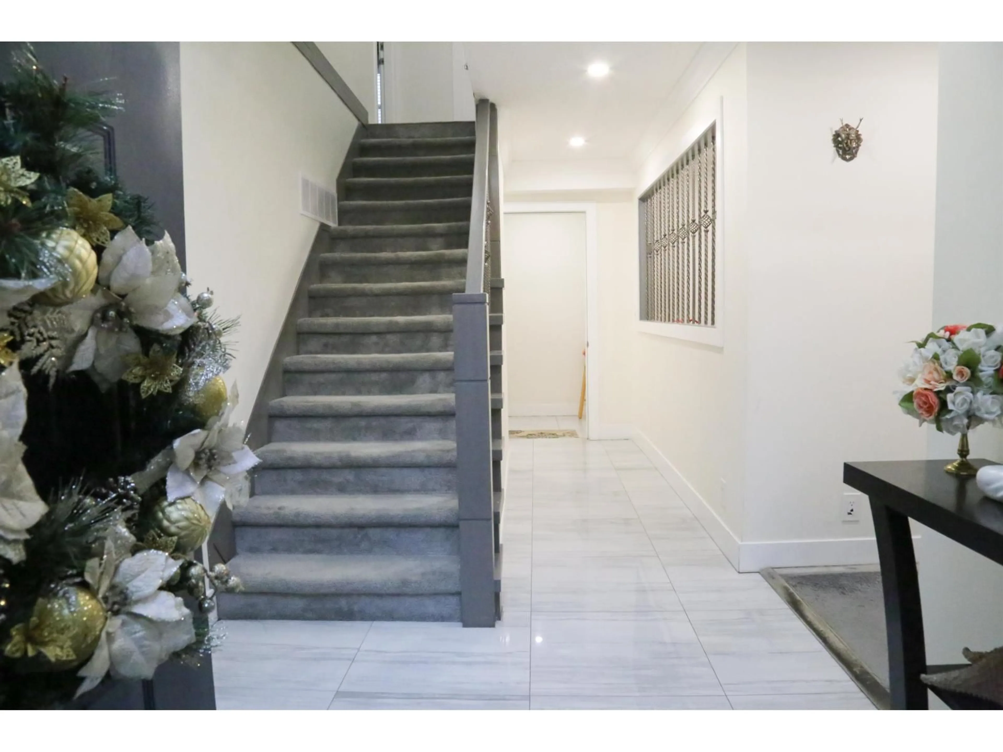 Indoor foyer for 14183 72A AVENUE, Surrey British Columbia V3W2R2