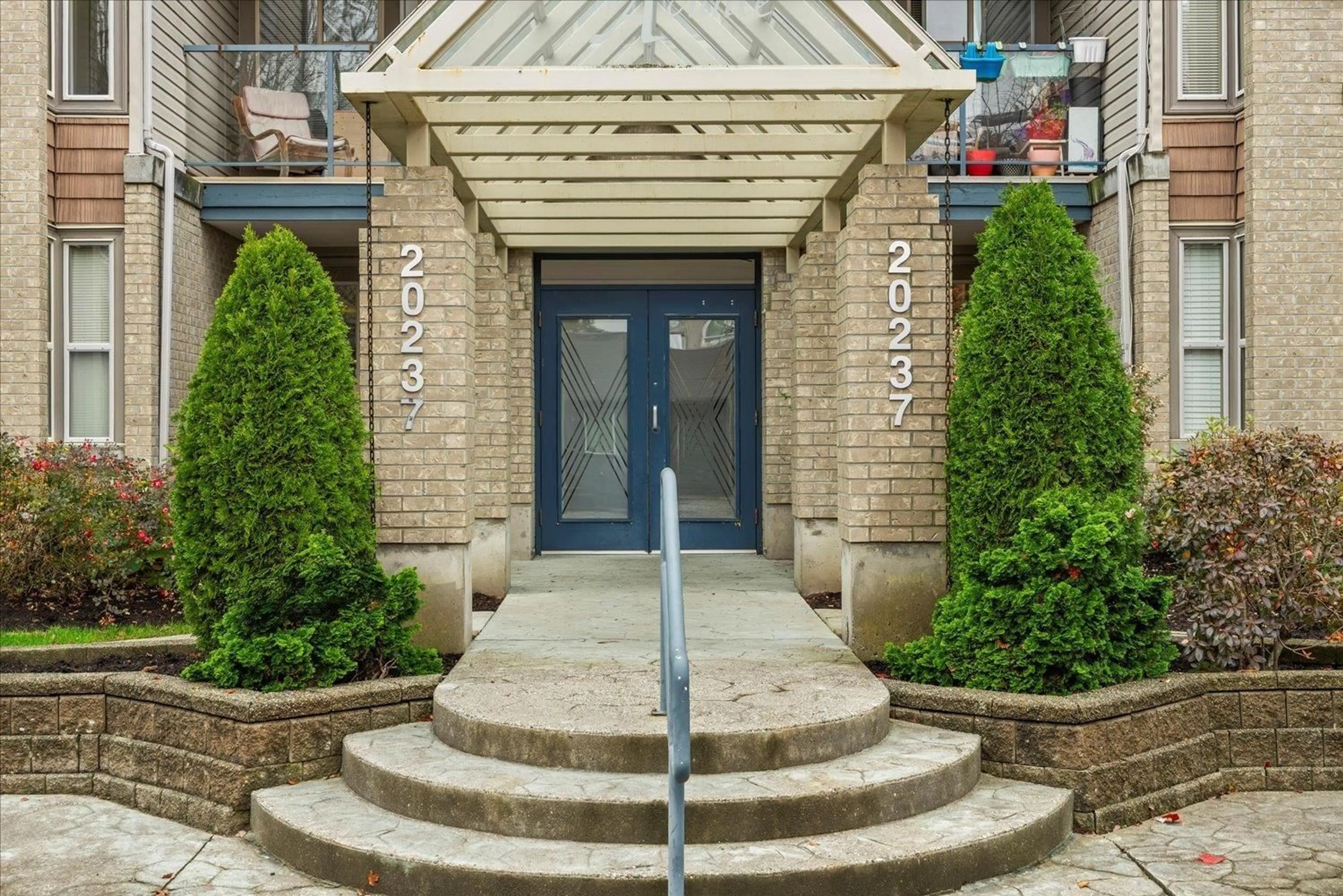 Indoor foyer for 301 - 20237 54 AVENUE, Langley British Columbia V3A3W2