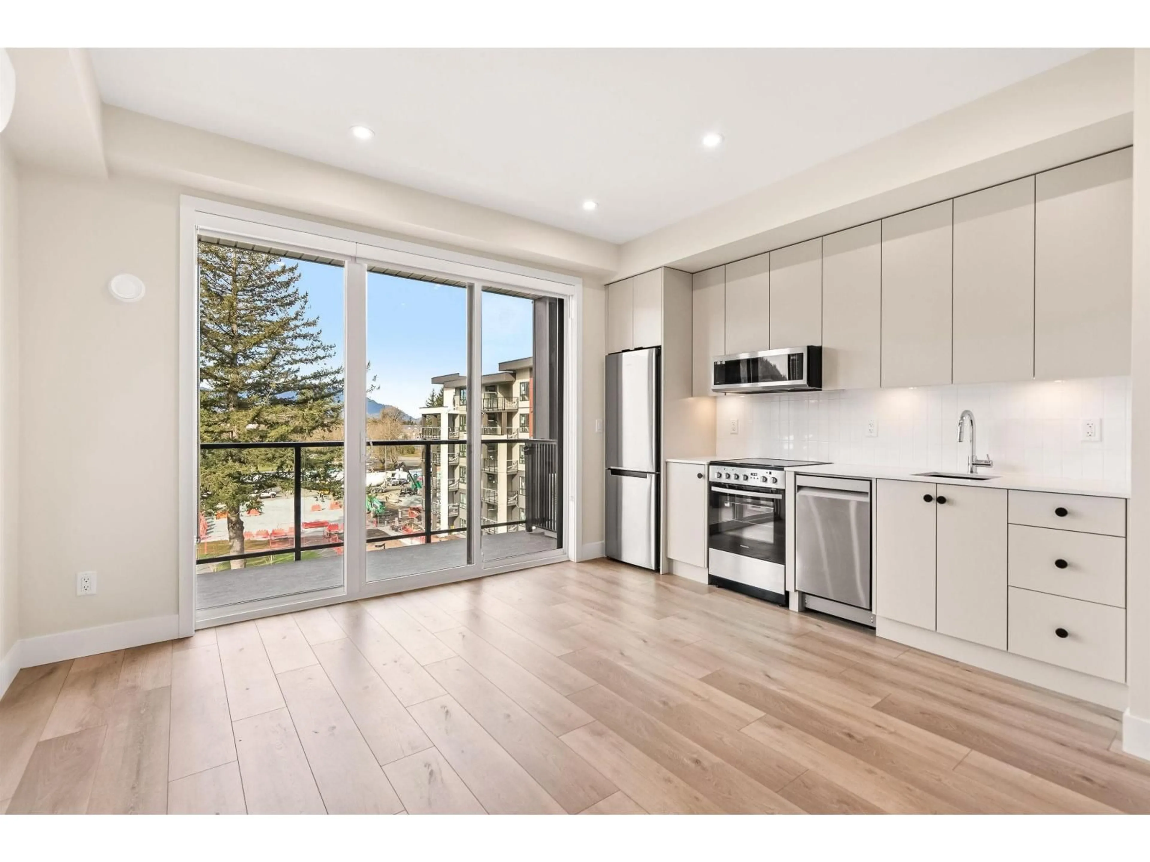 Open concept kitchen, wood/laminate floor for 604 - 45497 CAMPUS DRIVE, Chilliwack British Columbia V2R6L8