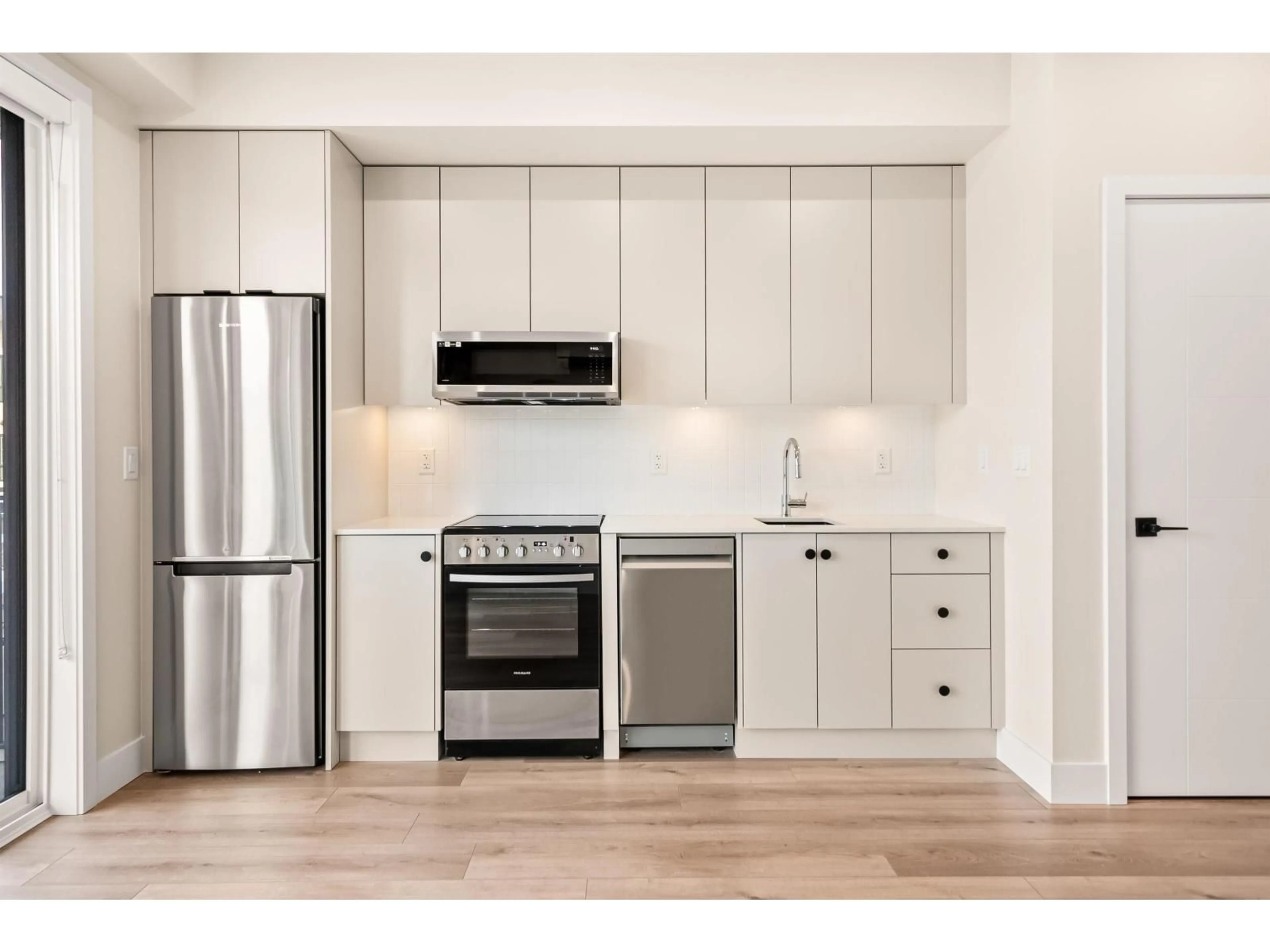 Open concept kitchen, wood/laminate floor for 604 - 45497 CAMPUS DRIVE, Chilliwack British Columbia V2R6L8