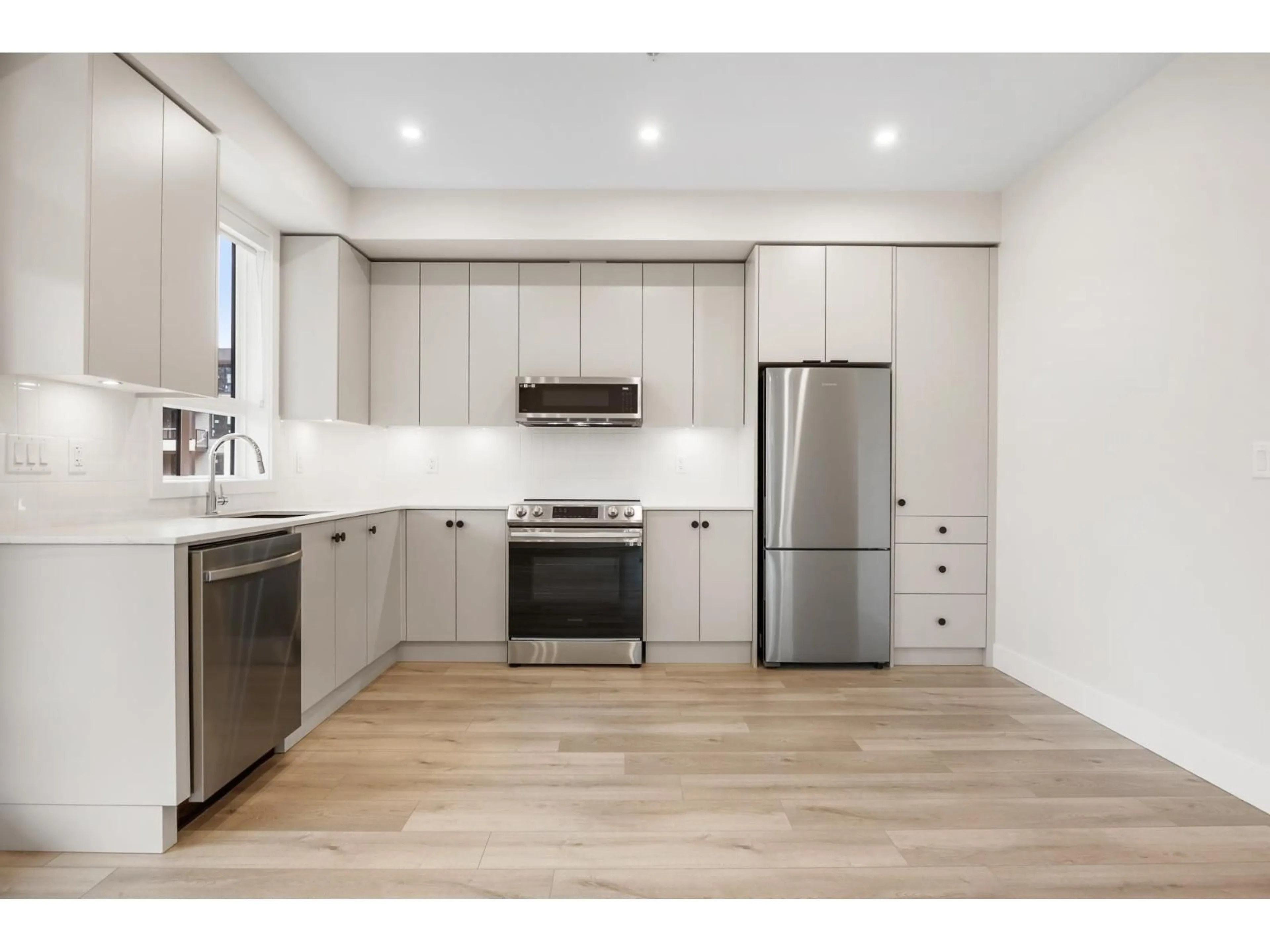 Open concept kitchen, wood/laminate floor for 510 - 45505 CAMPUS DRIVE, Chilliwack British Columbia V2R6L2