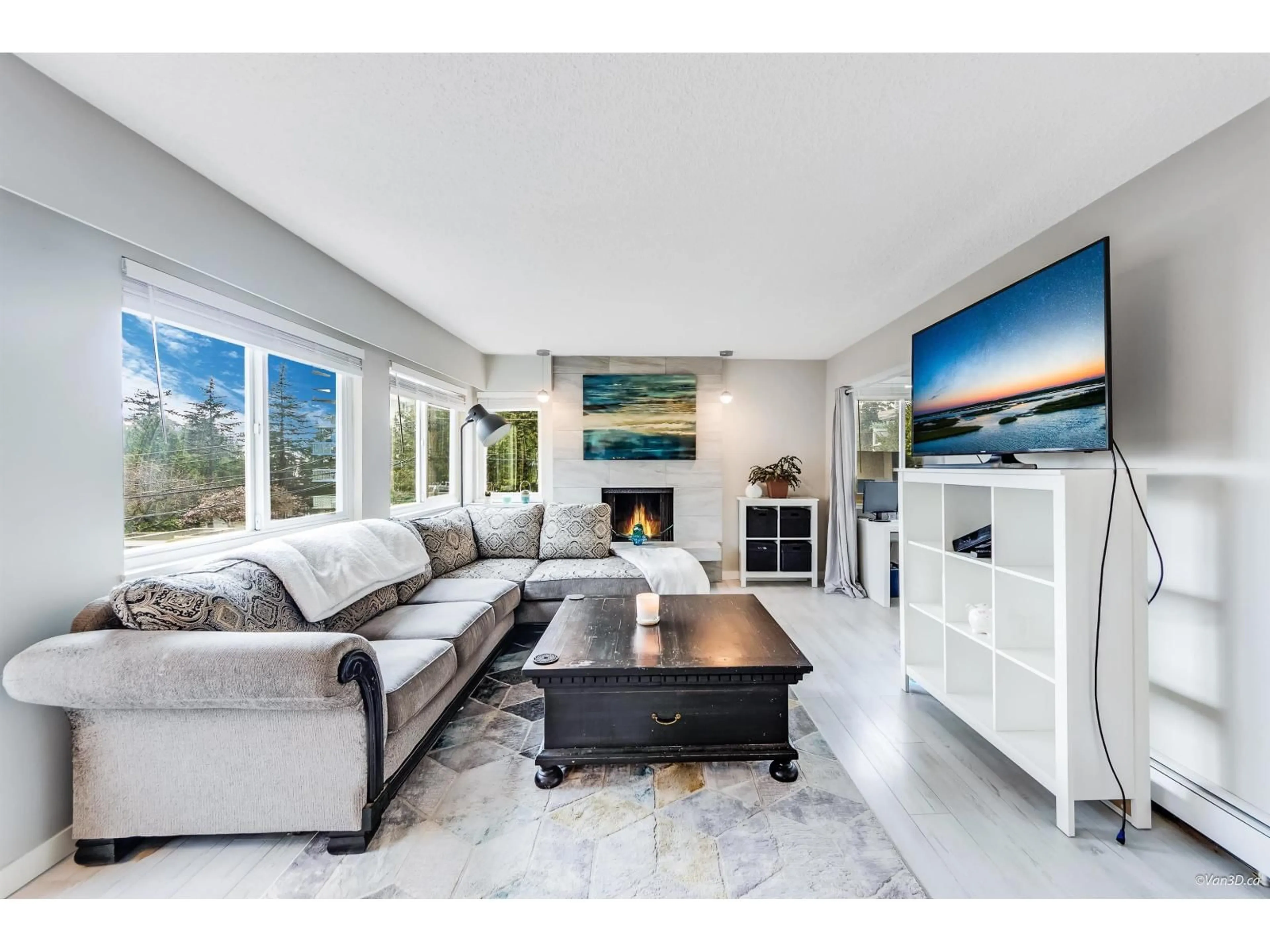 Living room with furniture, ceramic/tile floor for 207 - 1381 MARTIN, White Rock British Columbia V4B3W6