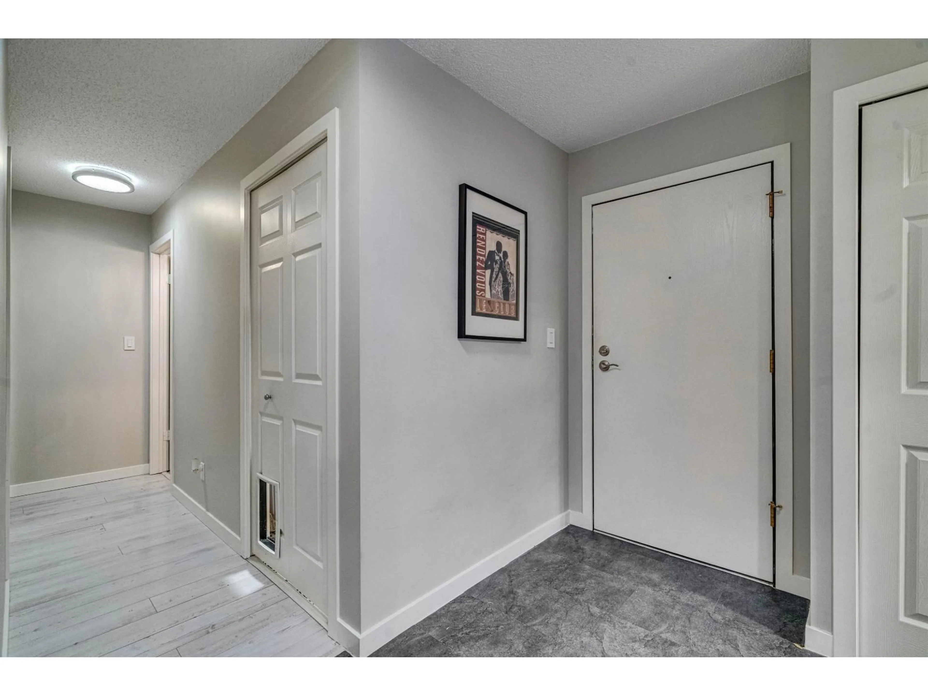 Indoor entryway for 207 - 1381 MARTIN STREET, White Rock British Columbia V4B3W6