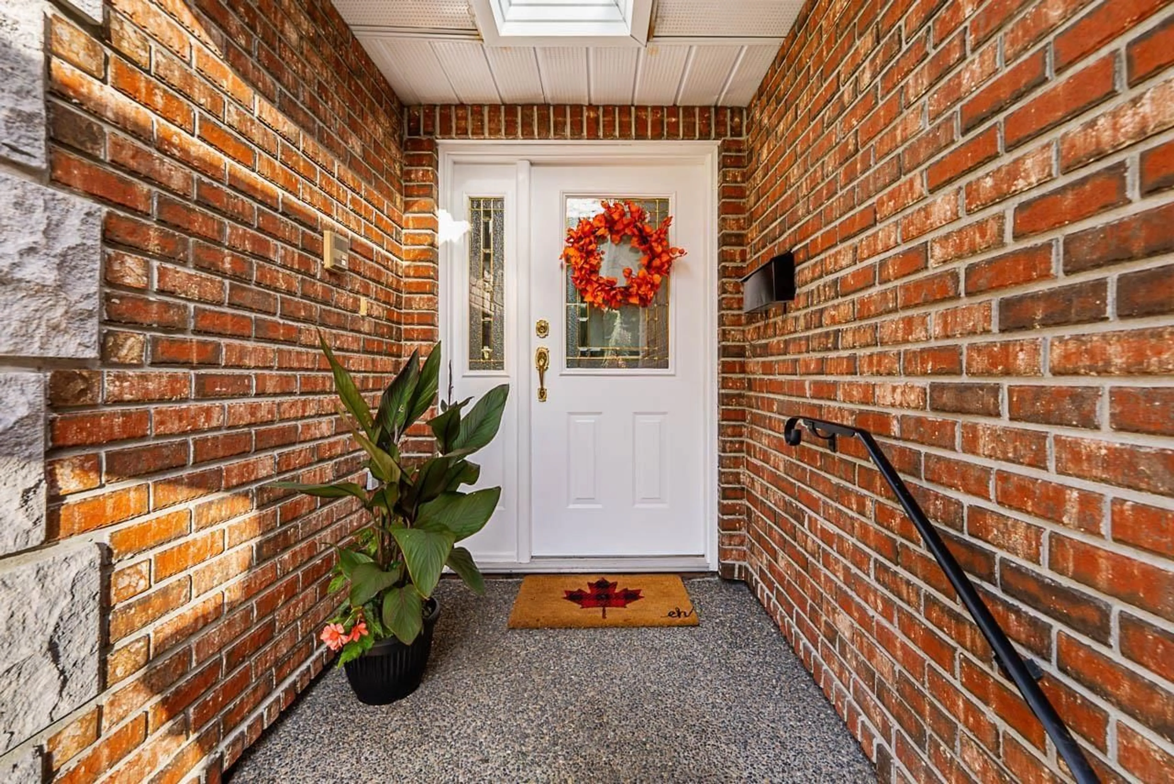 Indoor entryway for 16545 10 AVENUE, Surrey British Columbia V4A9S1