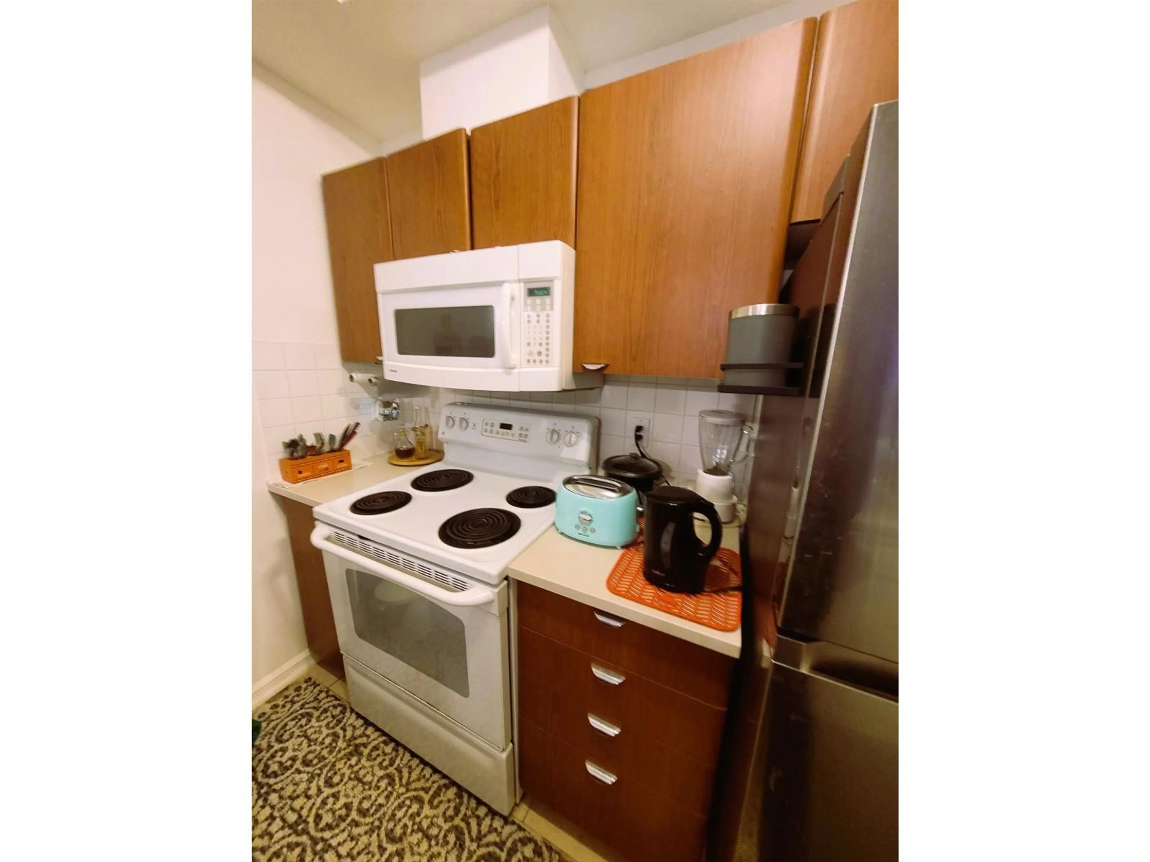 Standard kitchen, unknown for 406 - 10088 148 STREET, Surrey British Columbia V3R3M9