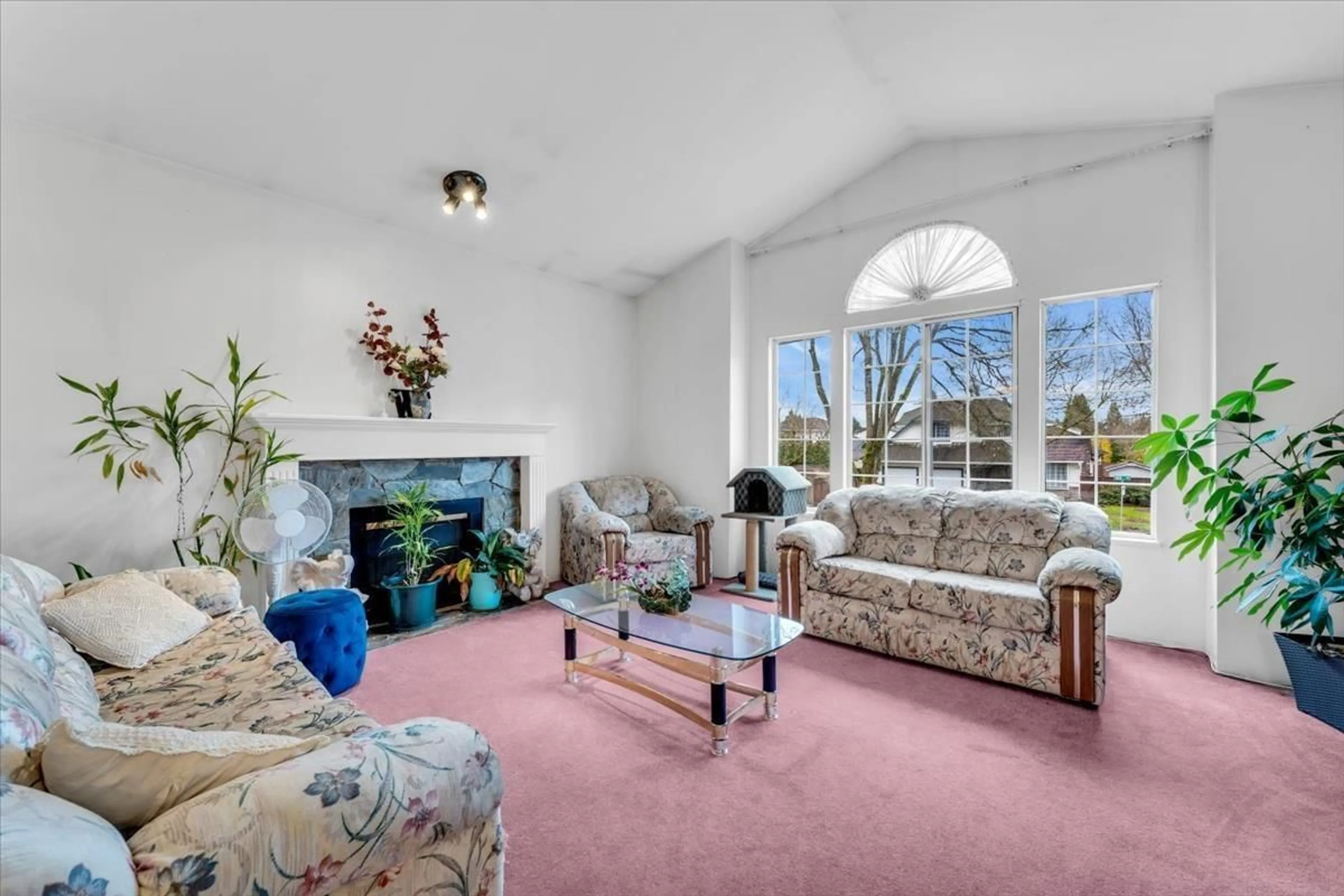 Living room with furniture, carpet floor for 16059 93 AVENUE, Surrey British Columbia V4N3E3