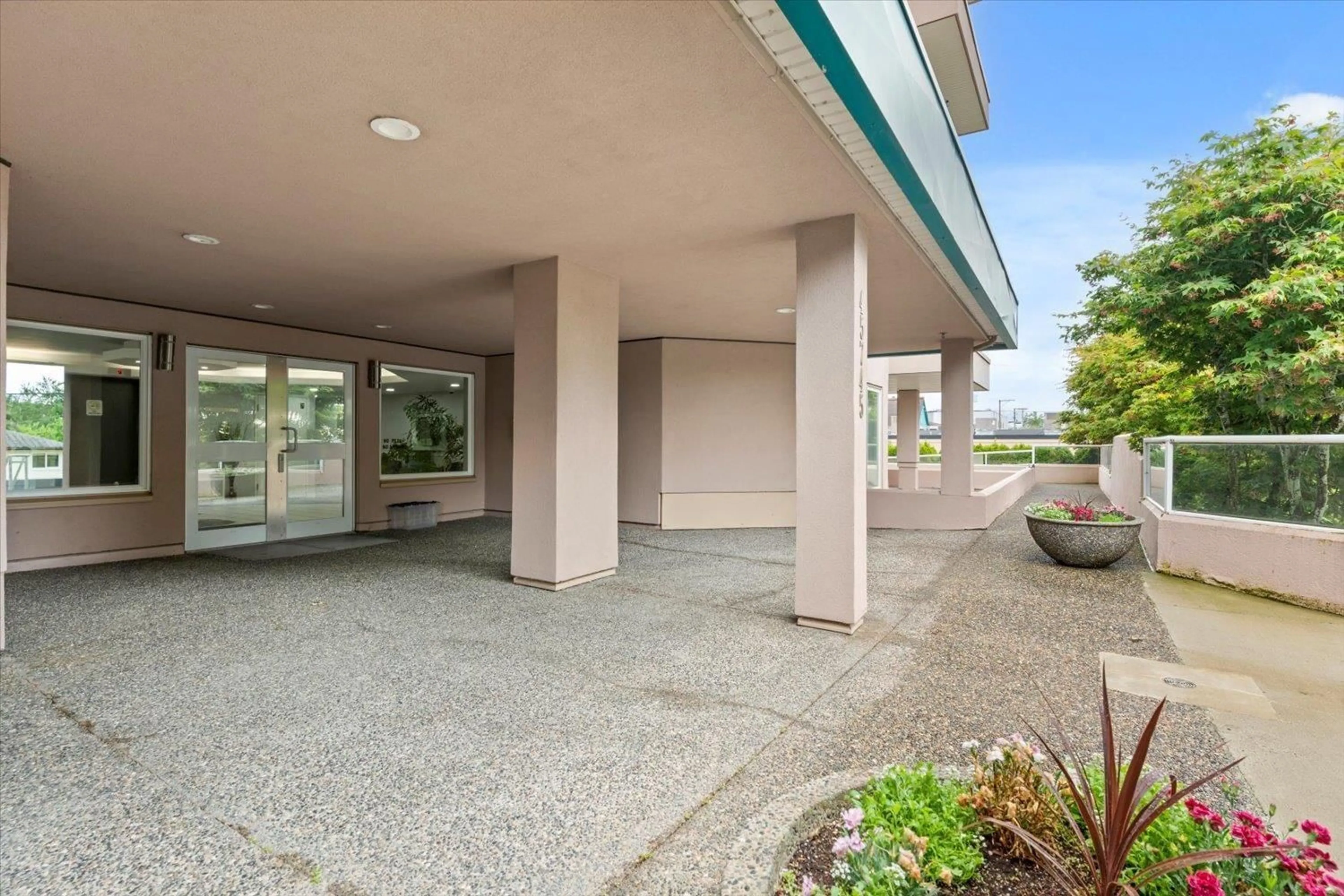 Indoor foyer for 405 - 45745 PRINCESS AVENUE, Chilliwack British Columbia V2P2B5