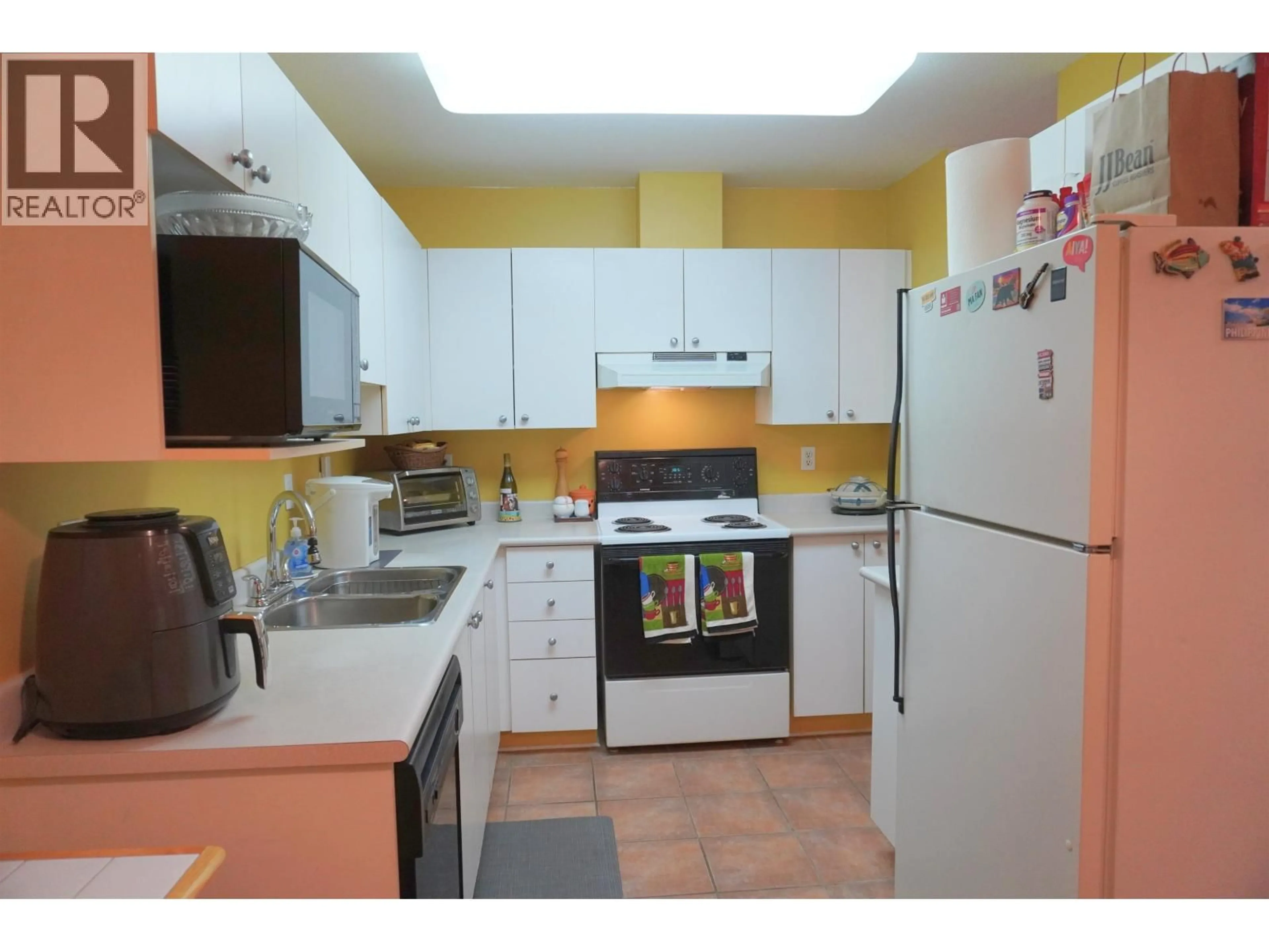 Standard kitchen, ceramic/tile floor for 19 - 19034 MCMYN ROAD, Pitt Meadows British Columbia V3Y2N8