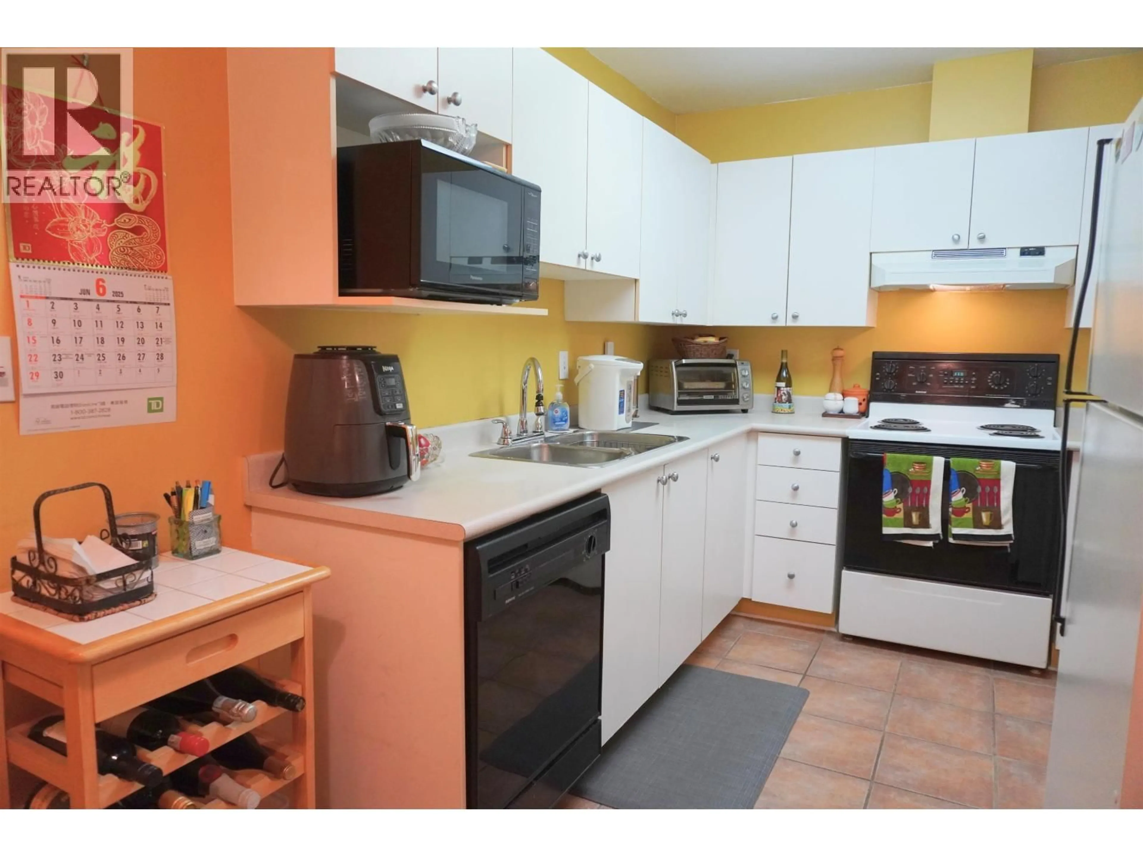 Standard kitchen, ceramic/tile floor for 19 - 19034 MCMYN ROAD, Pitt Meadows British Columbia V3Y2N8