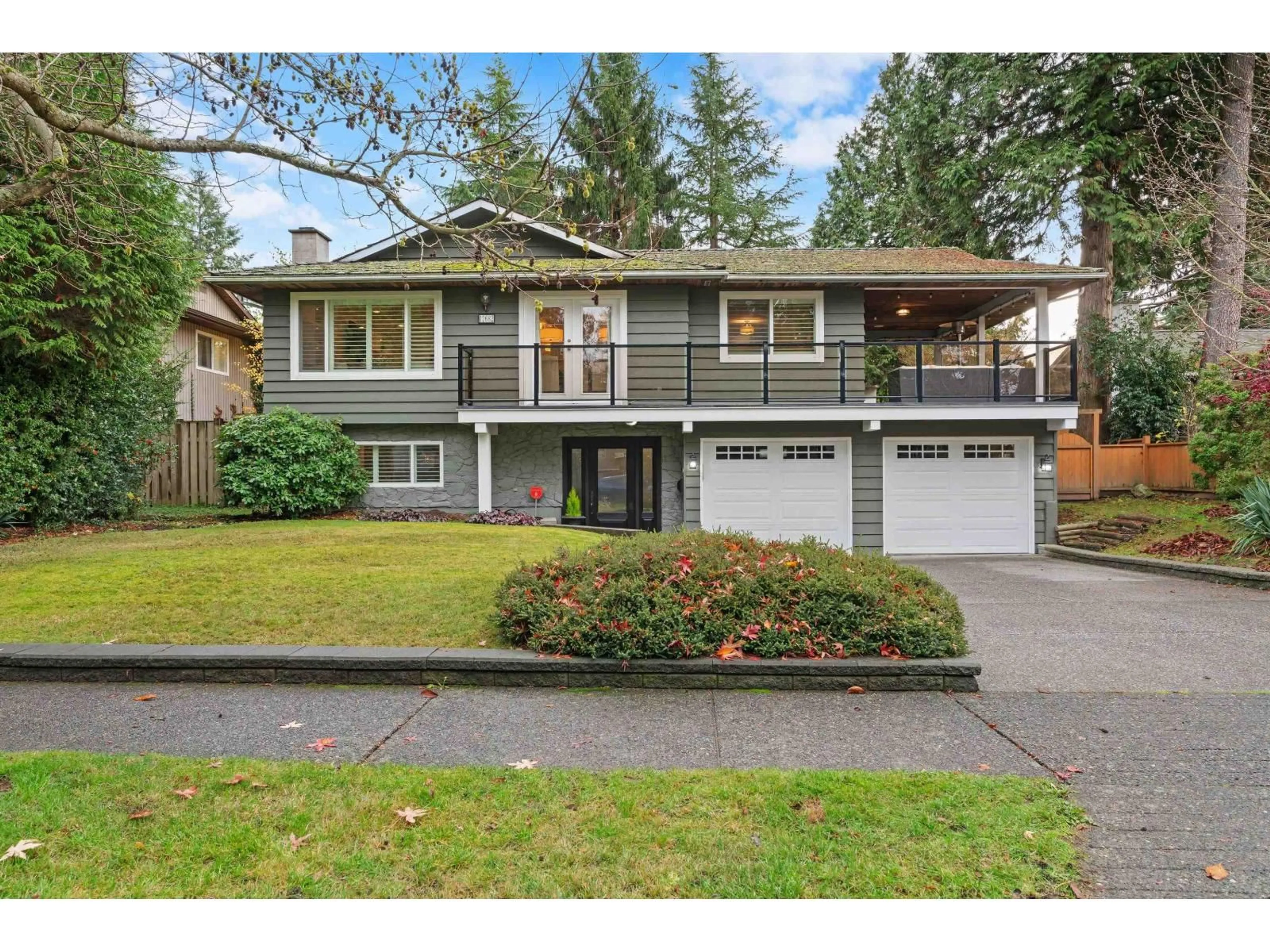 Home with vinyl exterior material, street for 12682 26, Surrey British Columbia V4A5R7