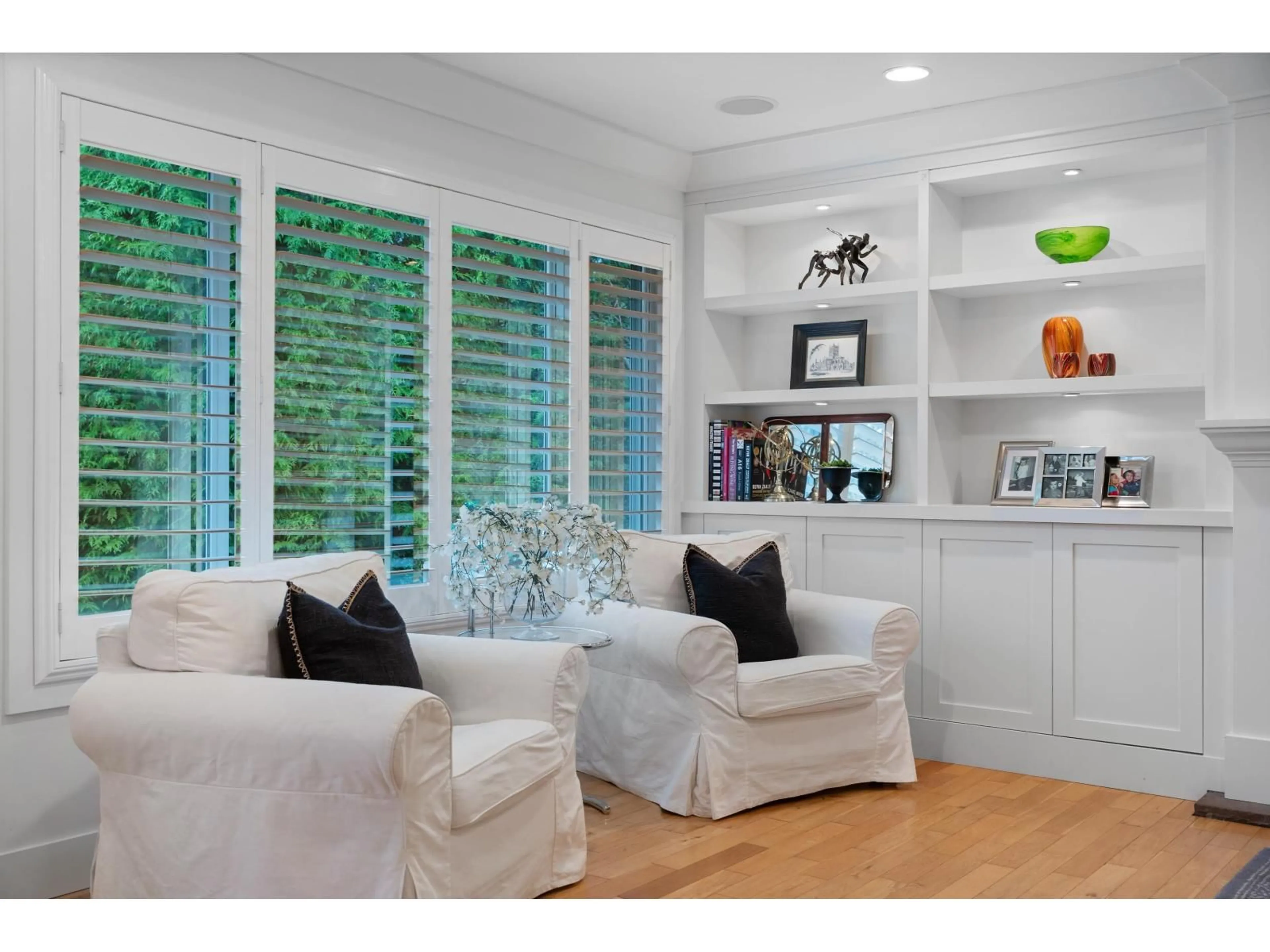 Living room with furniture, wood/laminate floor for 12682 26, Surrey British Columbia V4A5R7