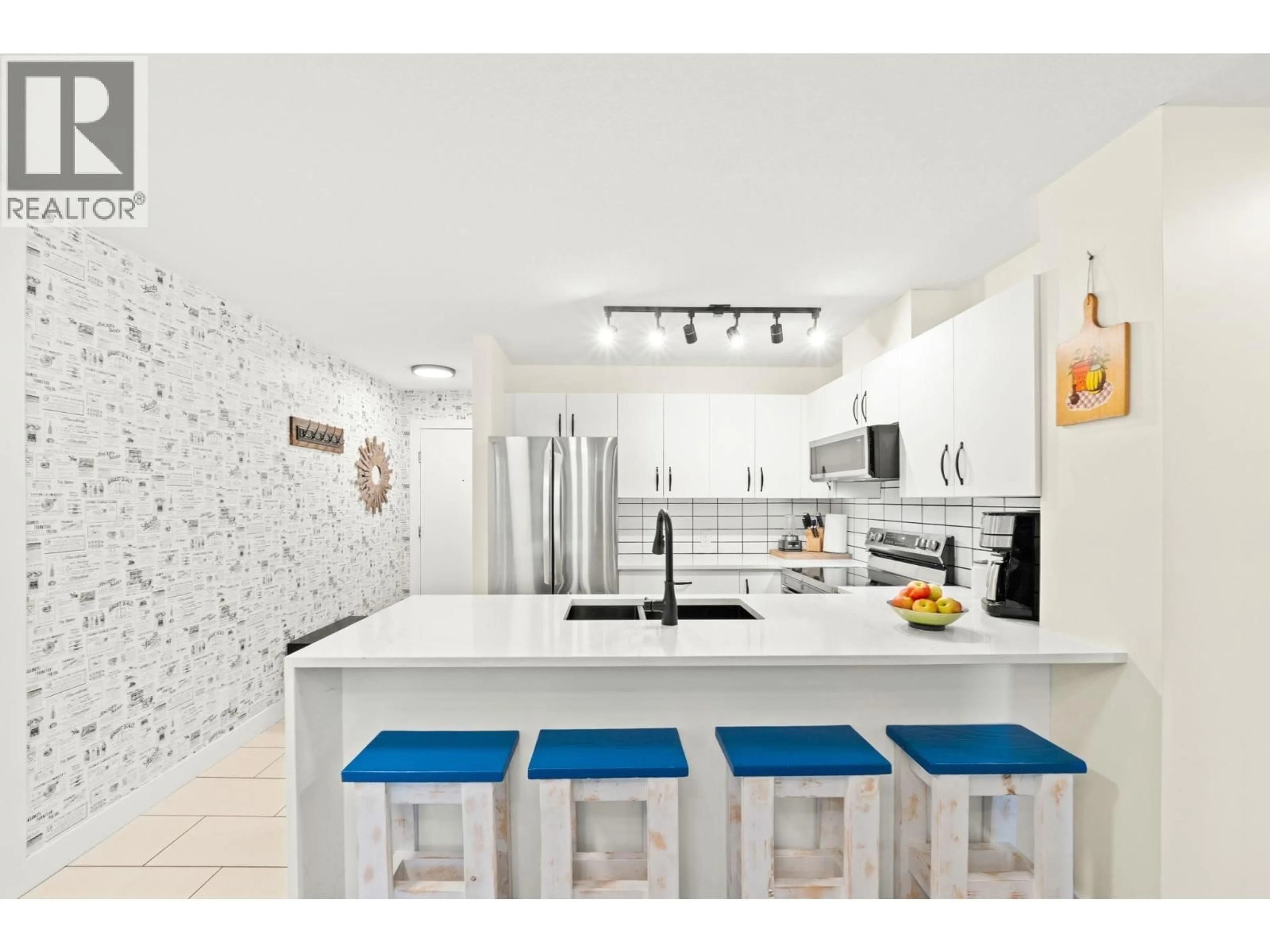 Open concept kitchen, ceramic/tile floor for 408 - 11667 HANEY, Maple Ridge British Columbia V2X8W9