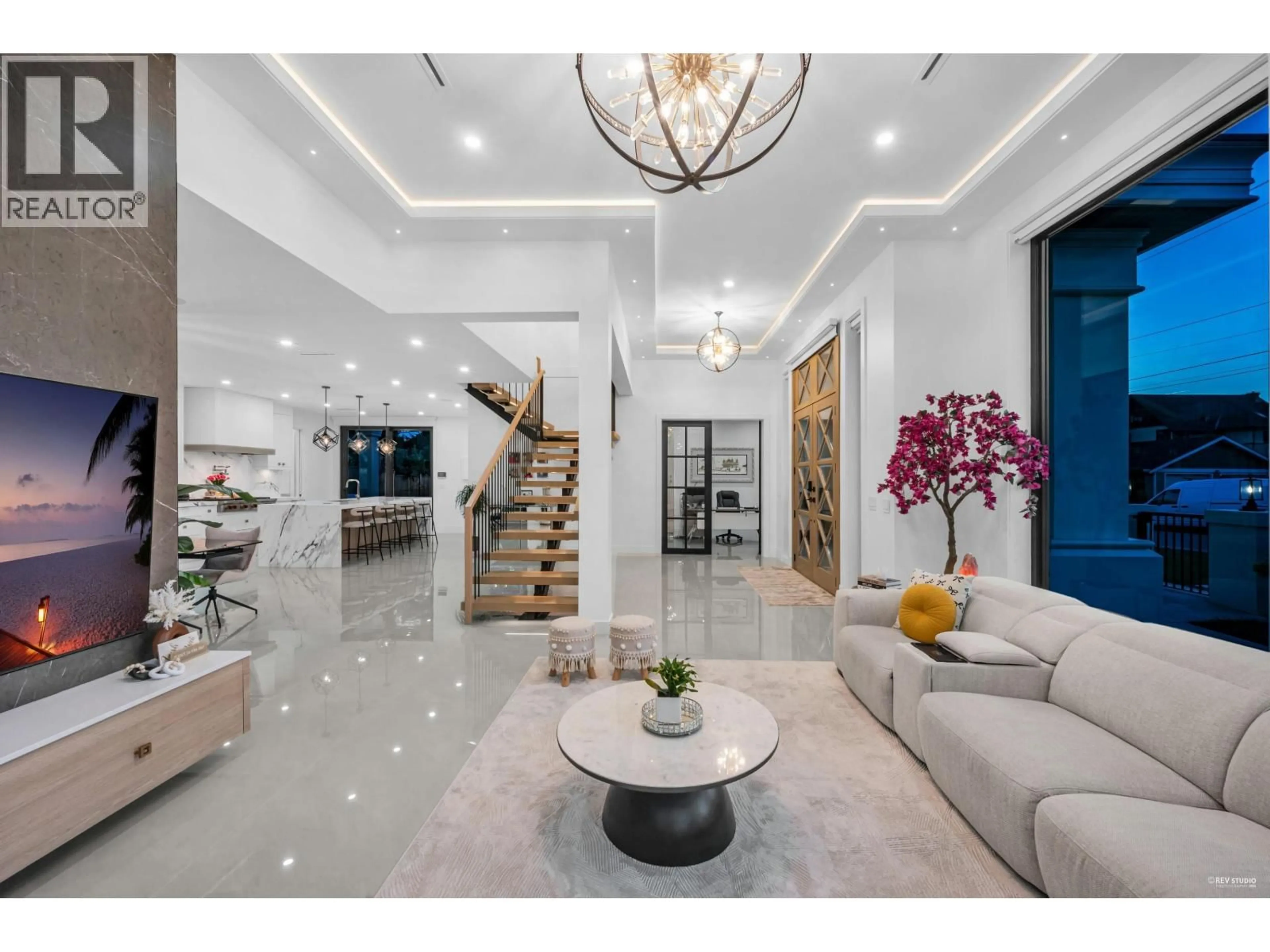 Indoor foyer for 1390 SUTHERLAND AVENUE, North Vancouver British Columbia V7L4B2