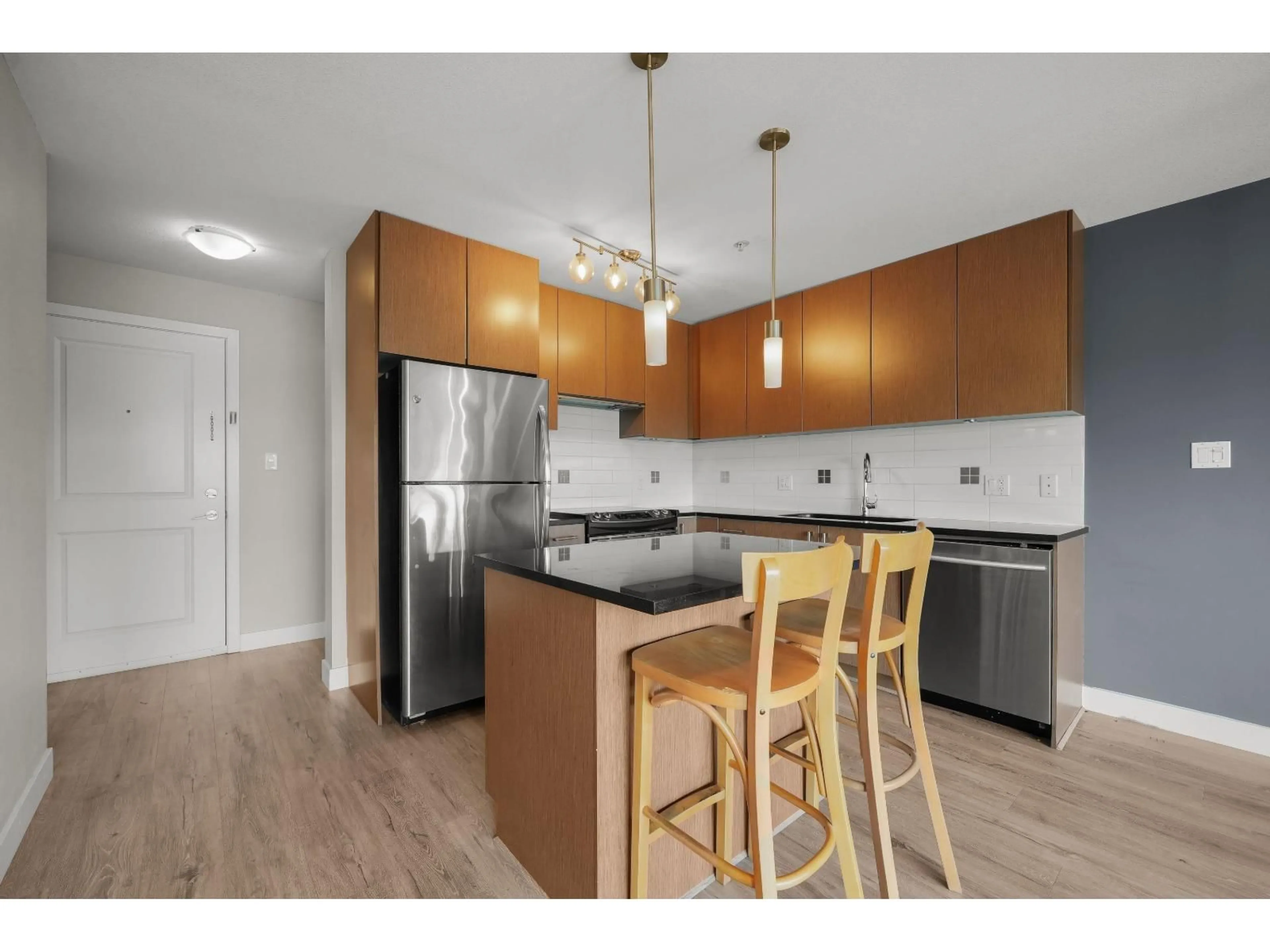 Standard kitchen, wood/laminate floor for 313 - 15745 CROYDON DRIVE, Surrey British Columbia V3Z2L5