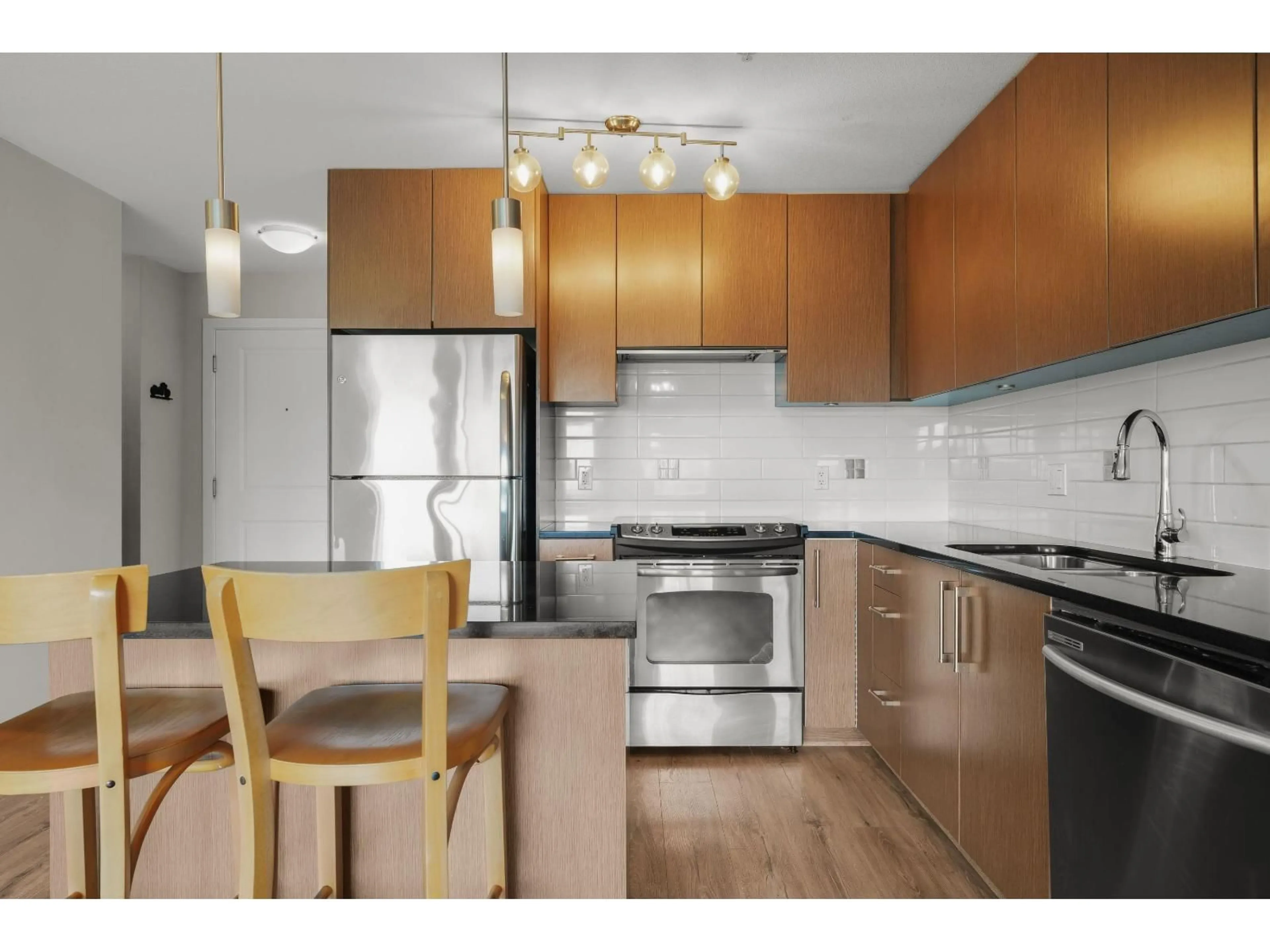 Standard kitchen, wood/laminate floor for 313 - 15745 CROYDON DRIVE, Surrey British Columbia V3Z2L5