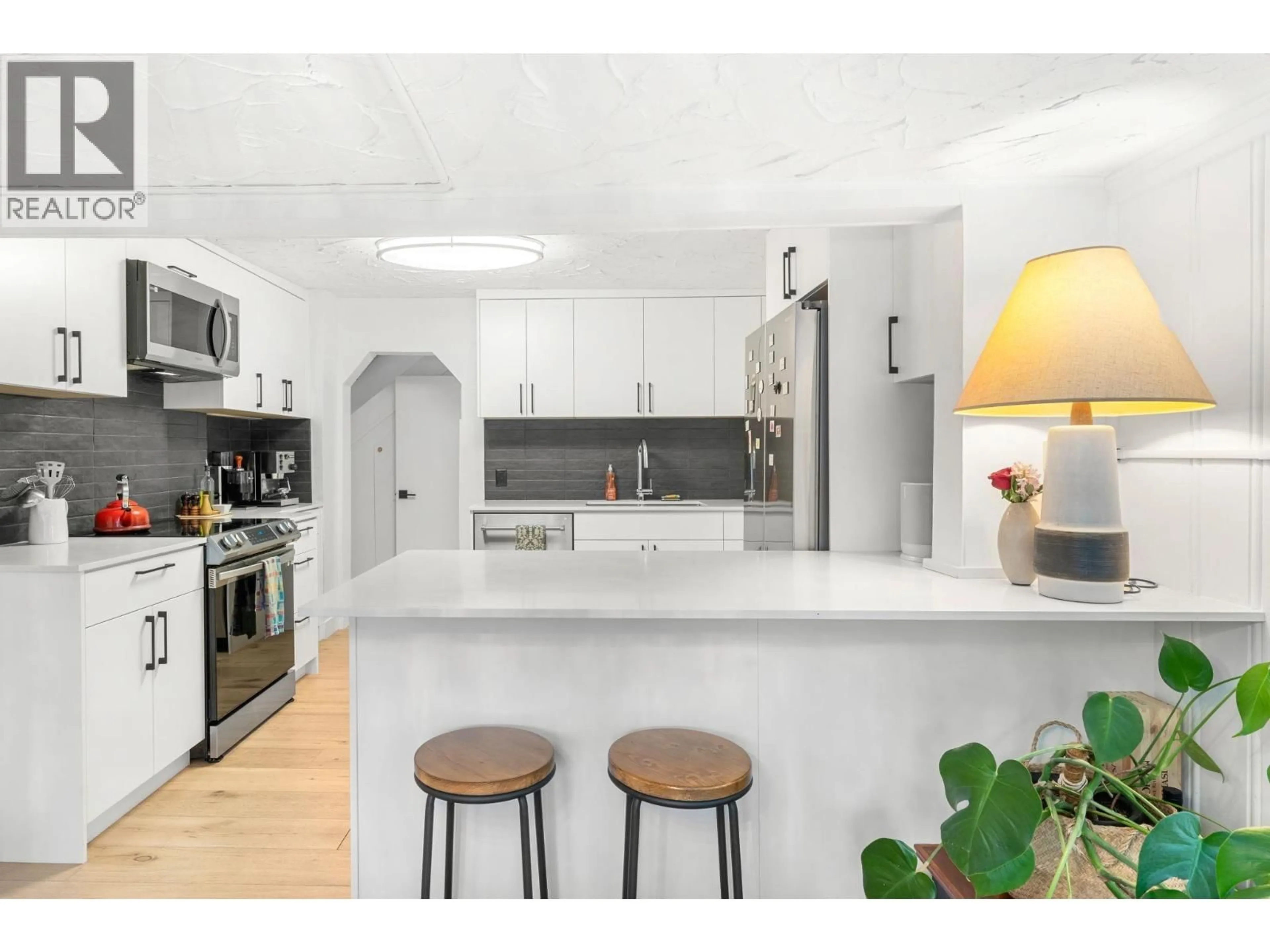 Open concept kitchen, ceramic/tile floor for 2052 CAPILANO ROAD, North Vancouver British Columbia V7P3B8