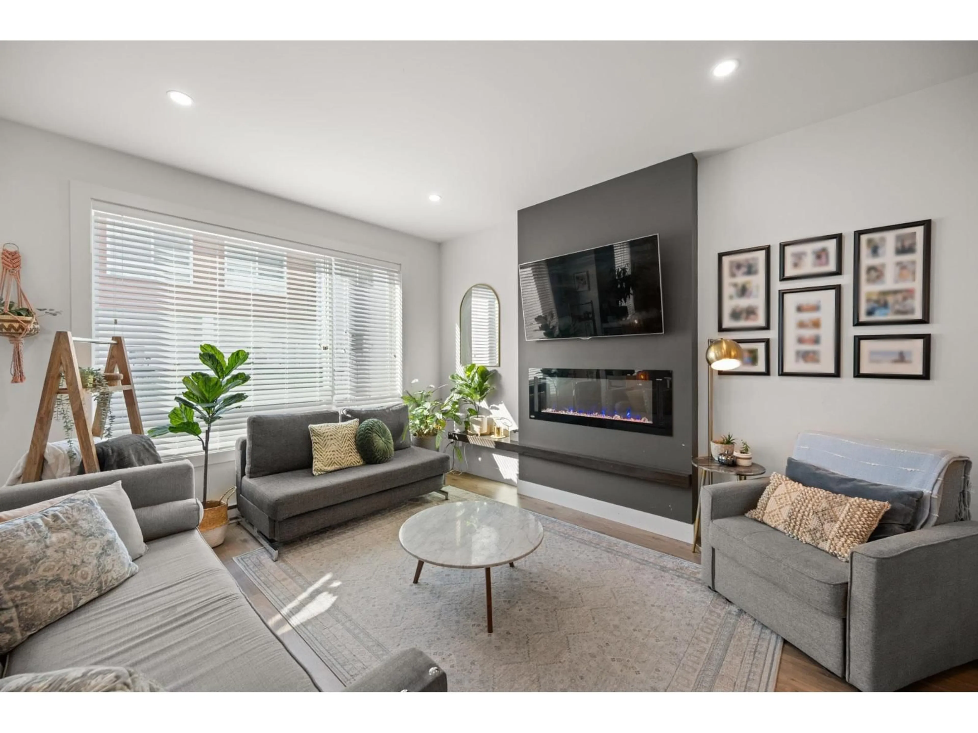 Living room with furniture, unknown for 10 - 27640 LANTERN AVENUE, Abbotsford British Columbia V4X1M3