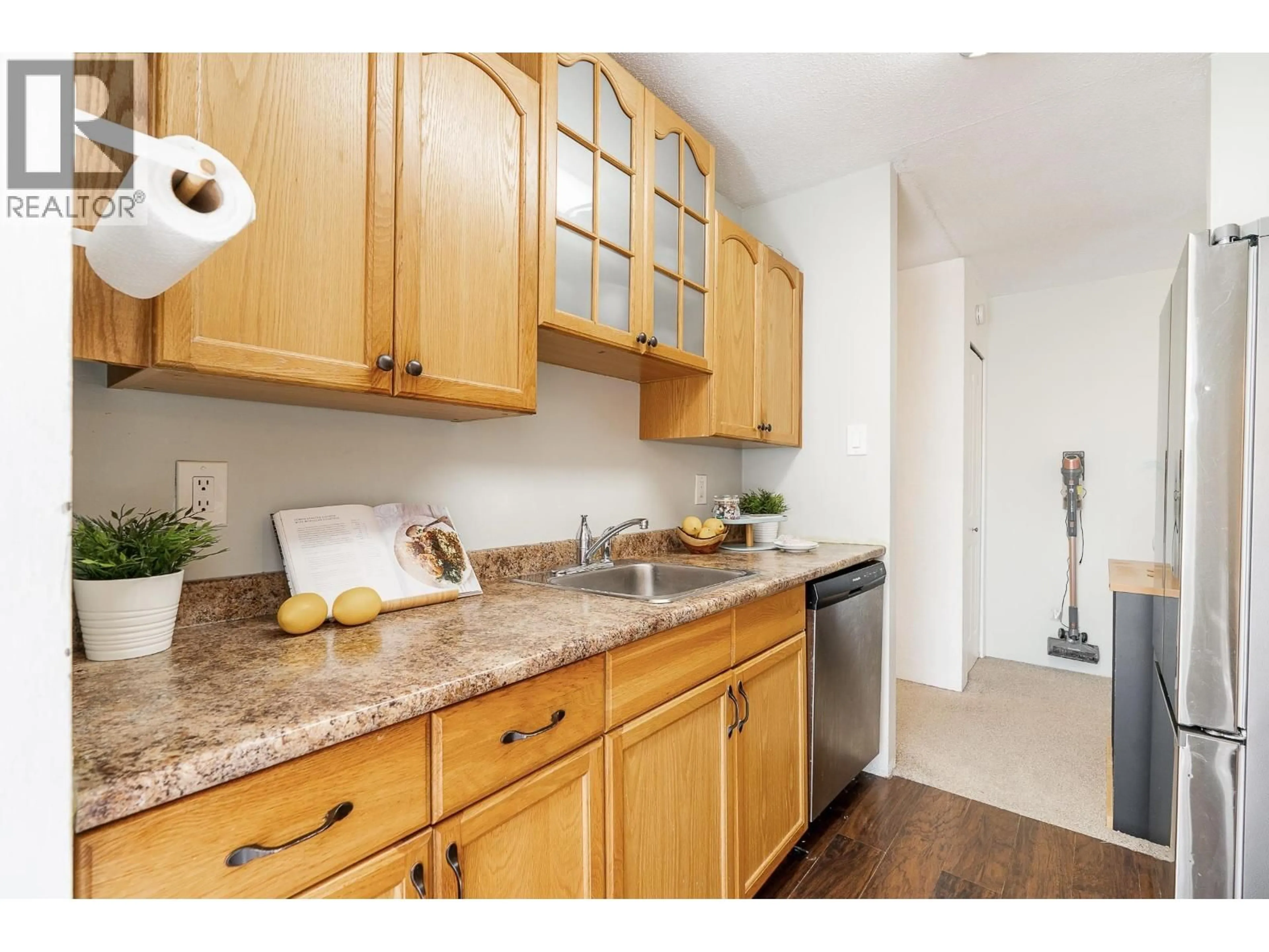 Standard kitchen, wood/laminate floor for 41 - 10200 4TH AVENUE, Richmond British Columbia V7E1V3