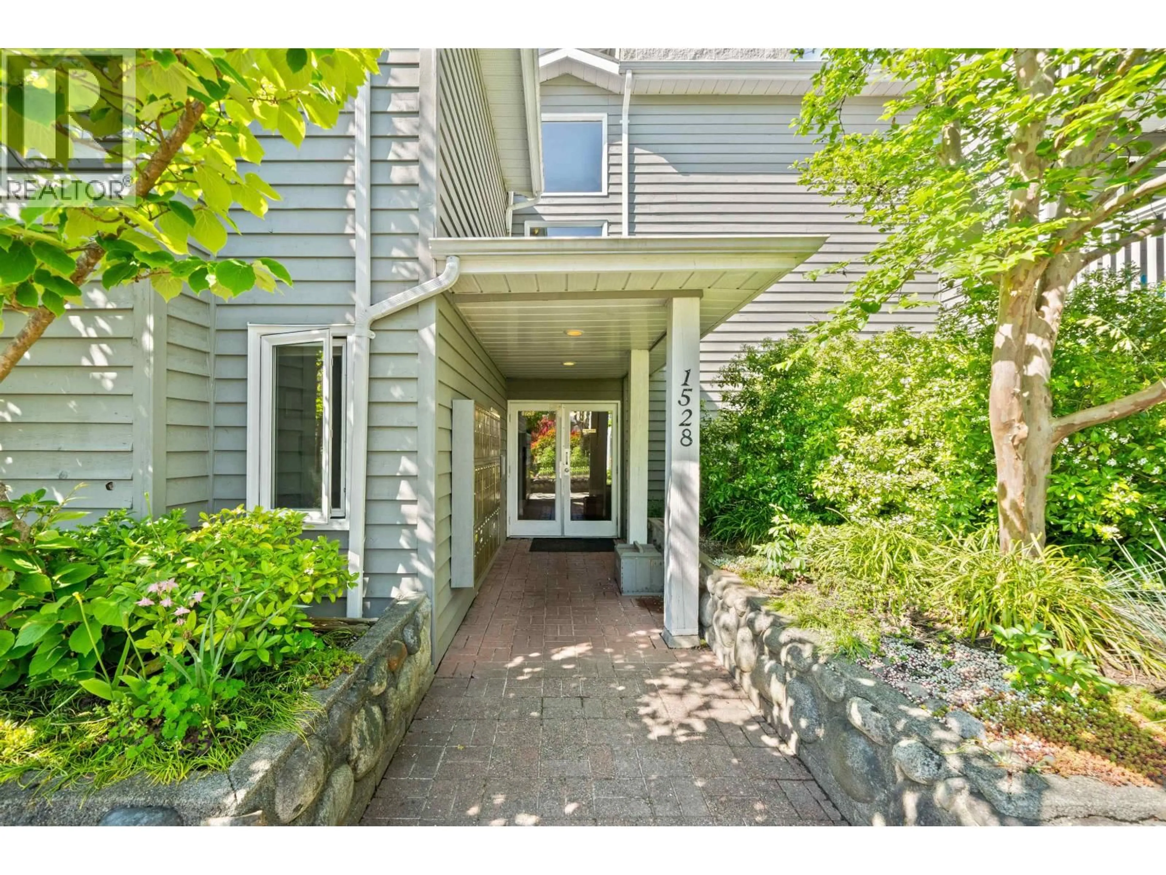 Indoor entryway for 204 - 1528 BOWSER AVENUE, North Vancouver British Columbia V7P2Y3