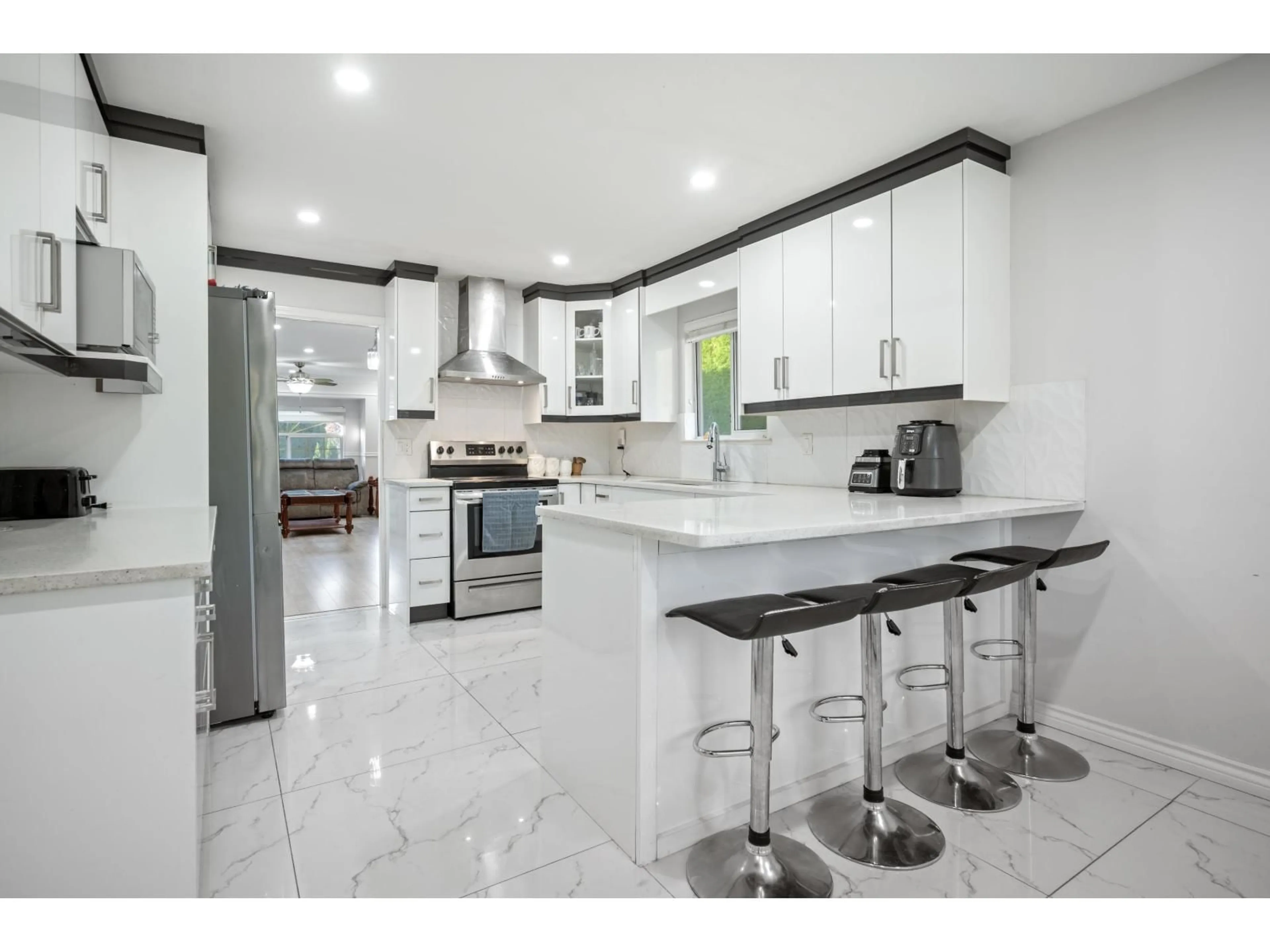 Open concept kitchen, ceramic/tile floor for 13583 89 AVENUE, Surrey British Columbia V3V8A6