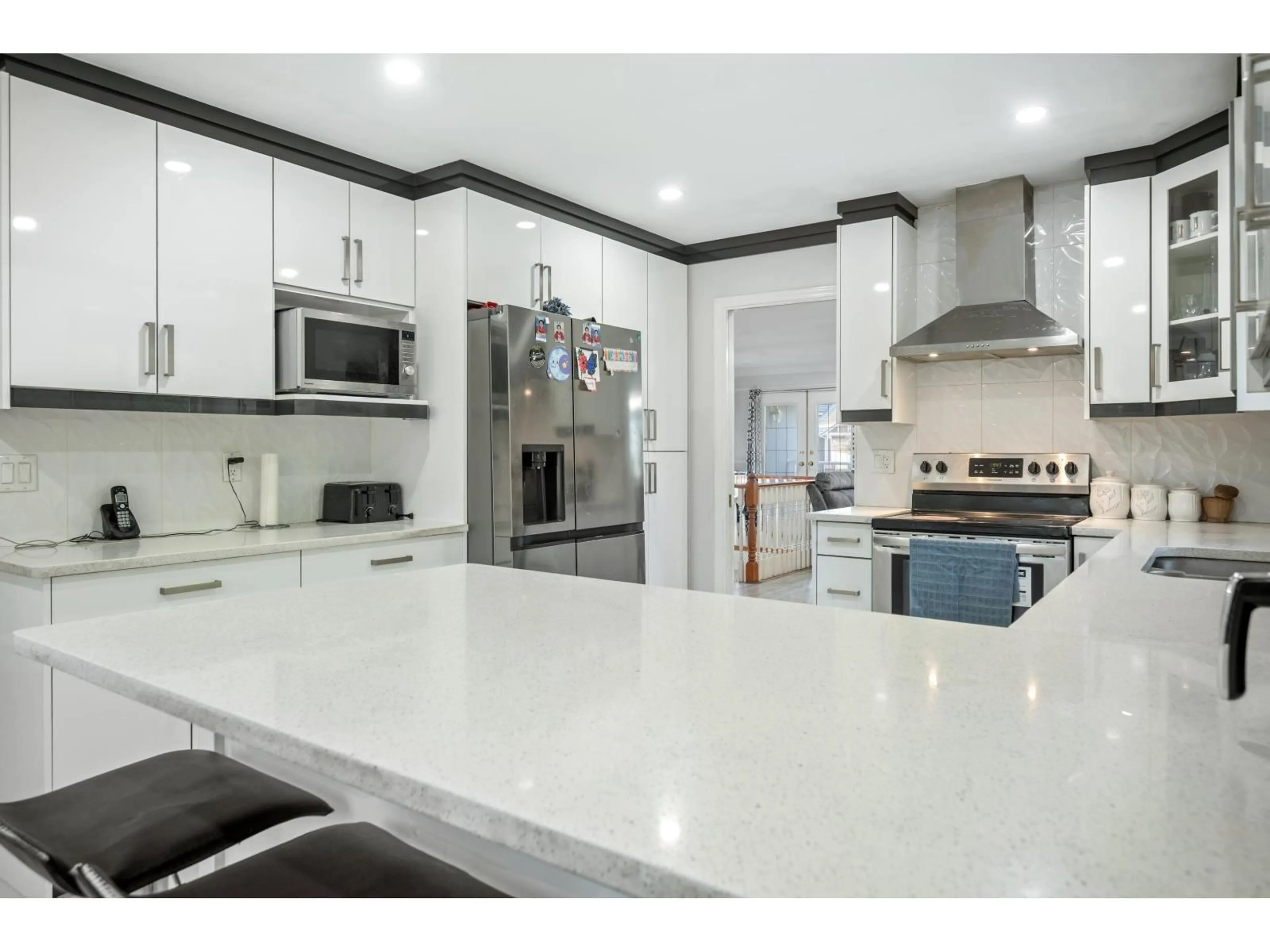 Open concept kitchen, ceramic/tile floor for 13583 89 AVENUE, Surrey British Columbia V3V8A6