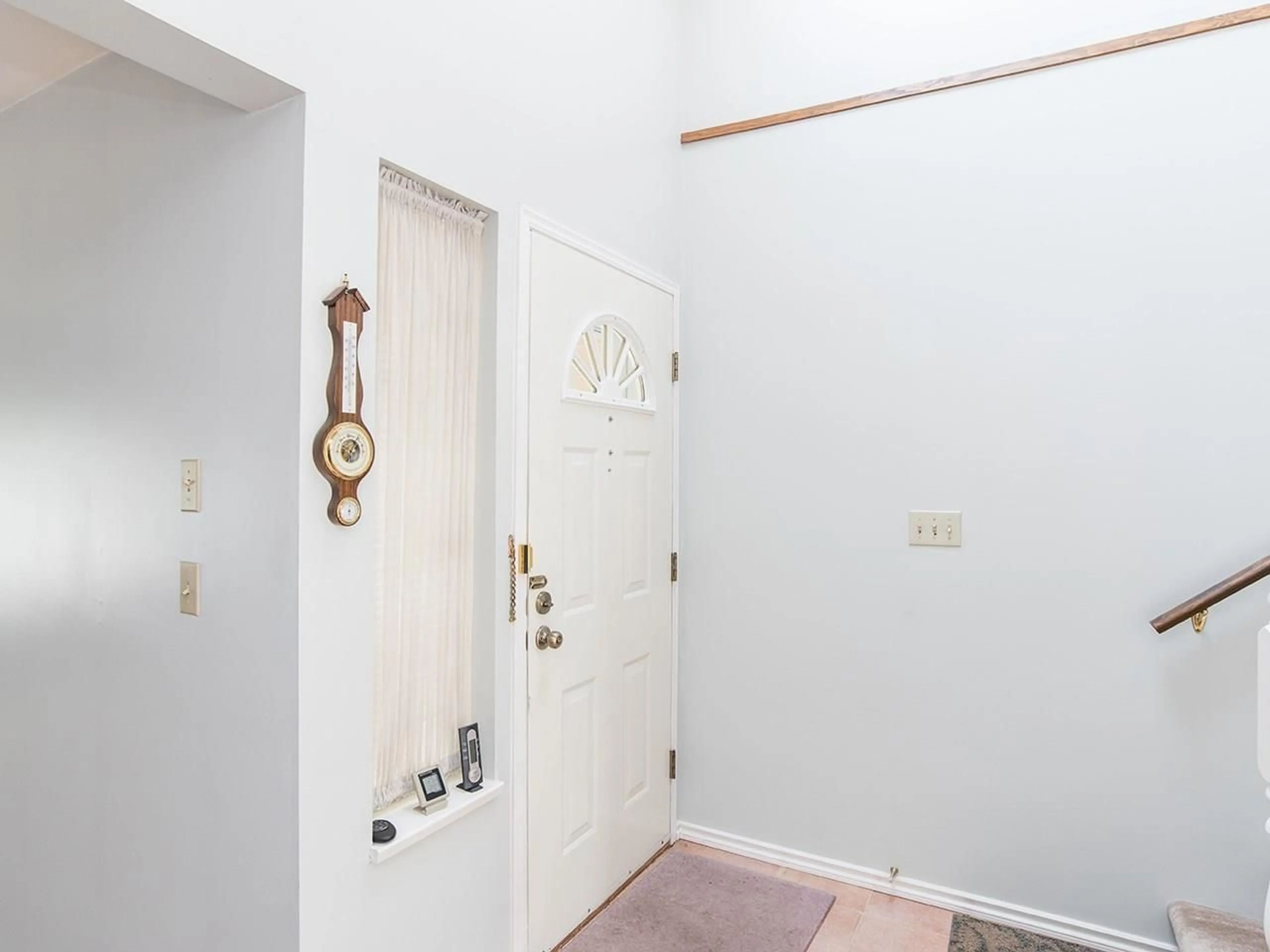 Indoor entryway for 15773 97A AVENUE, Surrey British Columbia V4N2V1