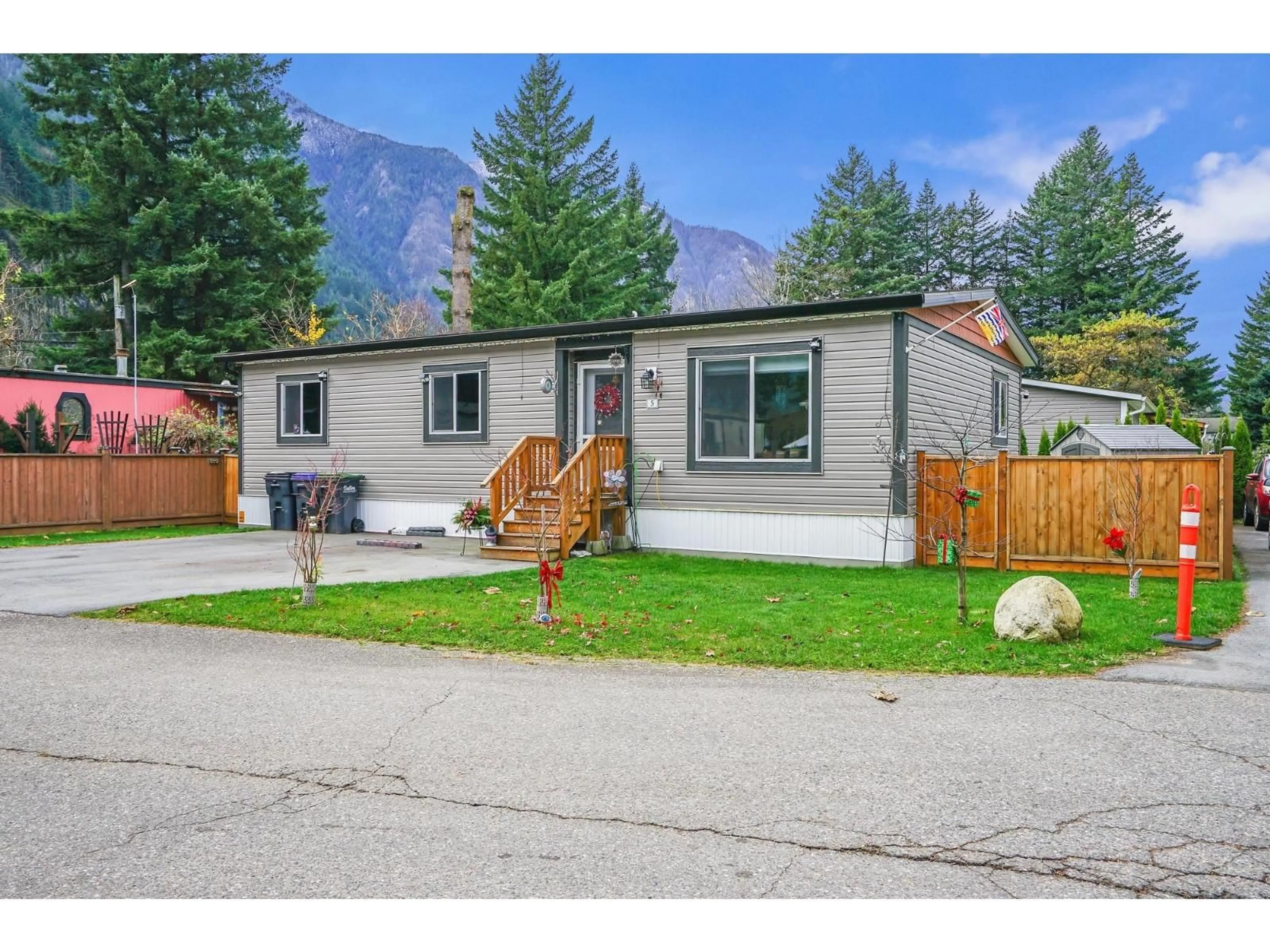 Home with vinyl exterior material, mountain view for 5 - 63071 FLOOD HOPE ROAD, Hope British Columbia V0X1L2