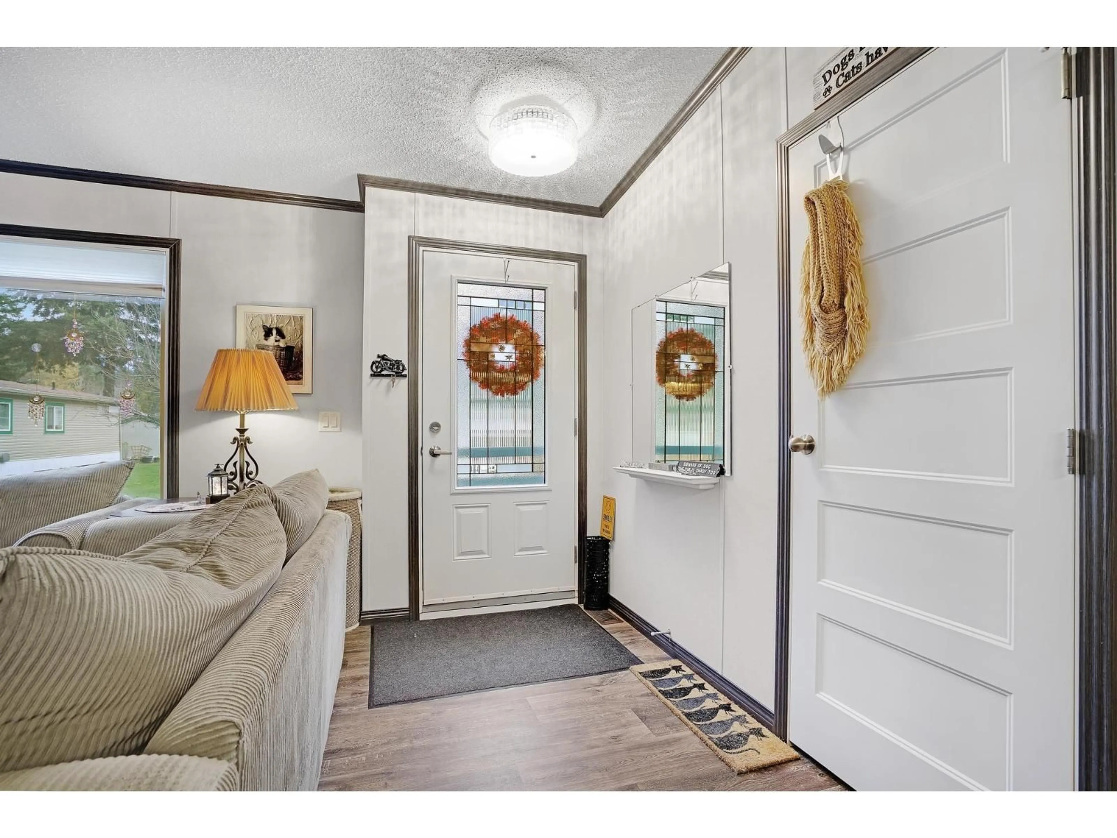 Indoor entryway for 5 - 63071 FLOOD HOPE ROAD, Hope British Columbia V0X1L2