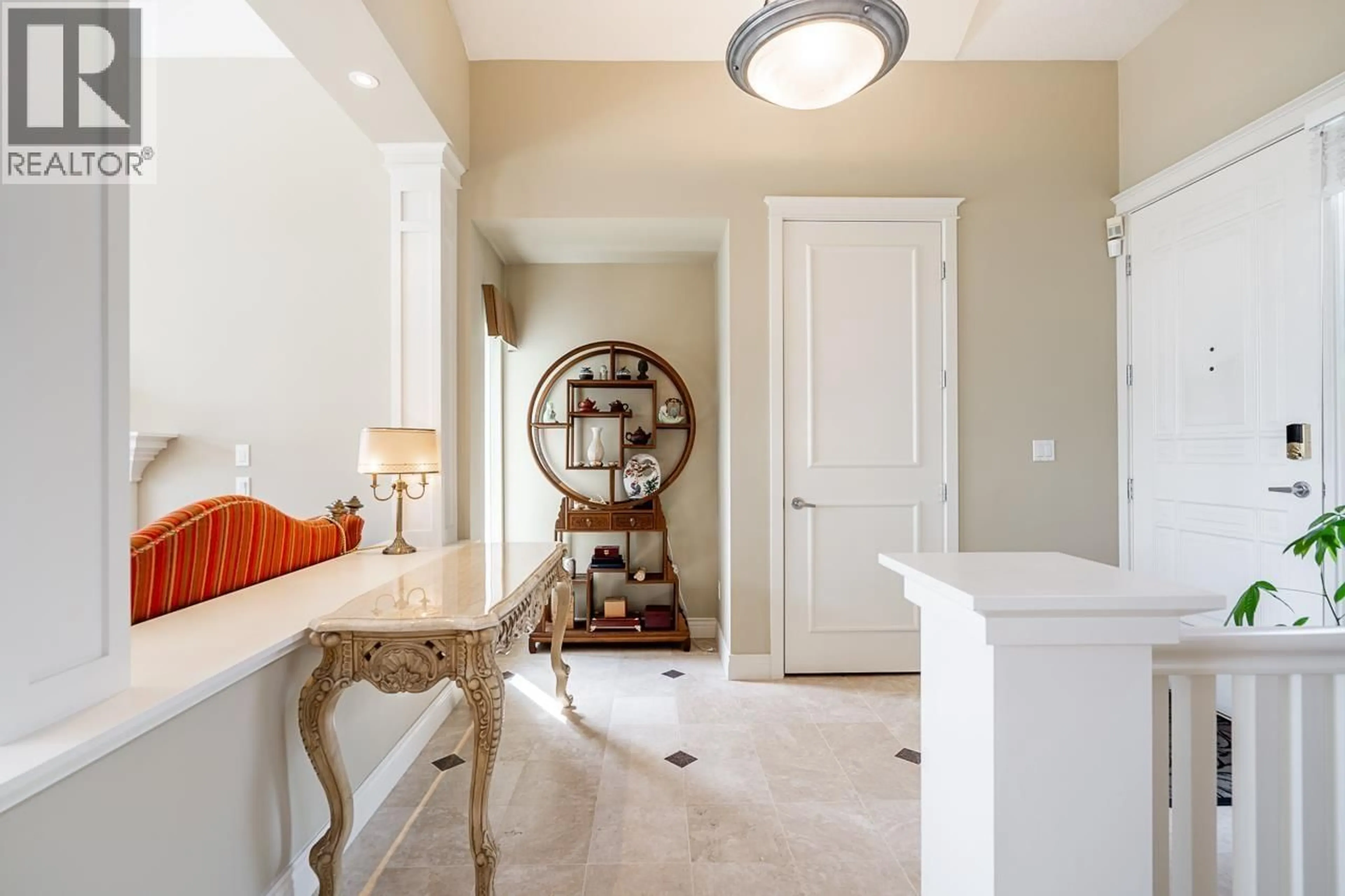 Indoor entryway for 4918 EDENDALE LANE, West Vancouver British Columbia V7W3H7